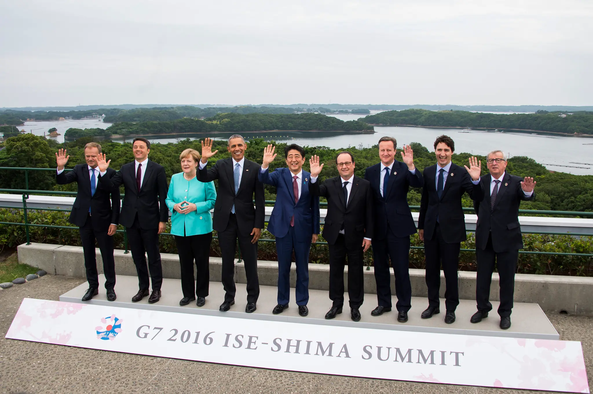Japonský premiér Šinzo Abe (uprostred) máva s lídrami skupiny siedmich priemyselne najrozvinutejších krajín sveta.