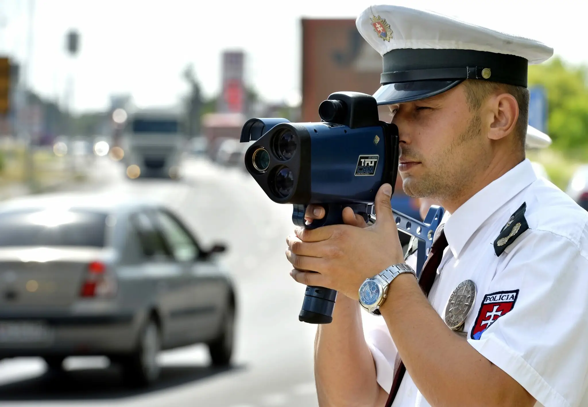 Dopravný policajt kontroluje dodržiavanie povolenej rýchlosti.