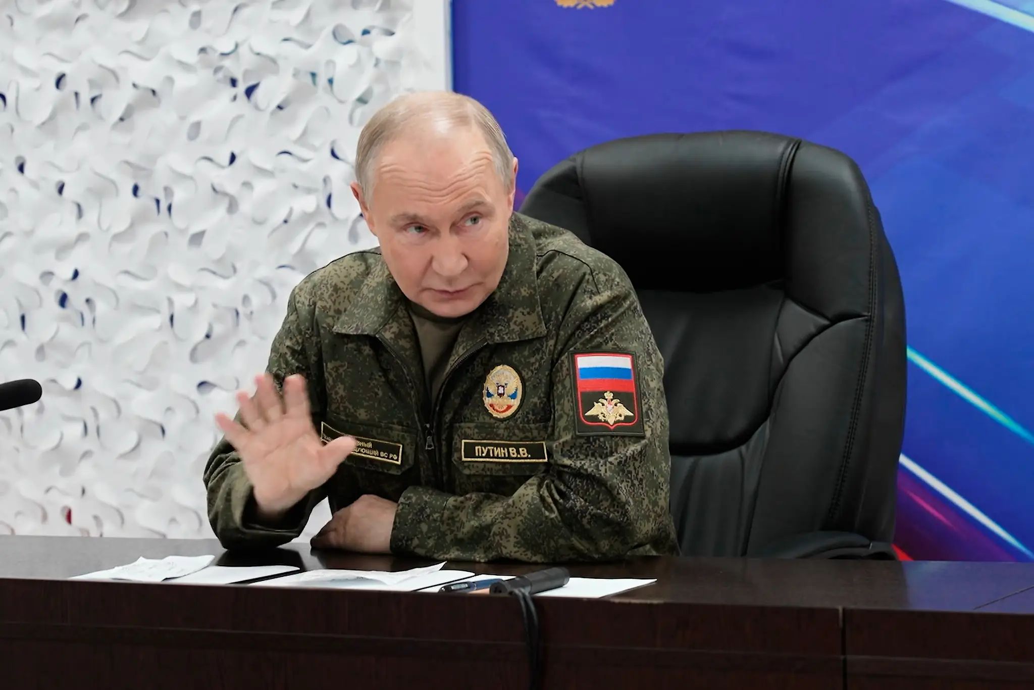 Na snímke z videa ruský prezident Vladimir Putin rozpráva počas jeho návštevy jedného z veliteľských stanovíšť Západnej skupiny ruskej armády.