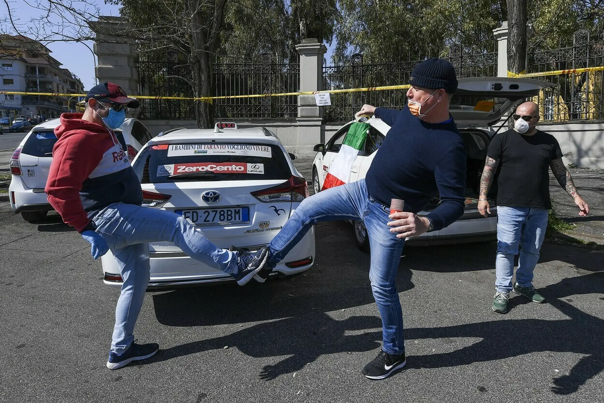 Taxikári, ktorí zadarmo vozia lekárov sa zdravia pred rímskou nemocnicou Lazzara Spallanzaniho.