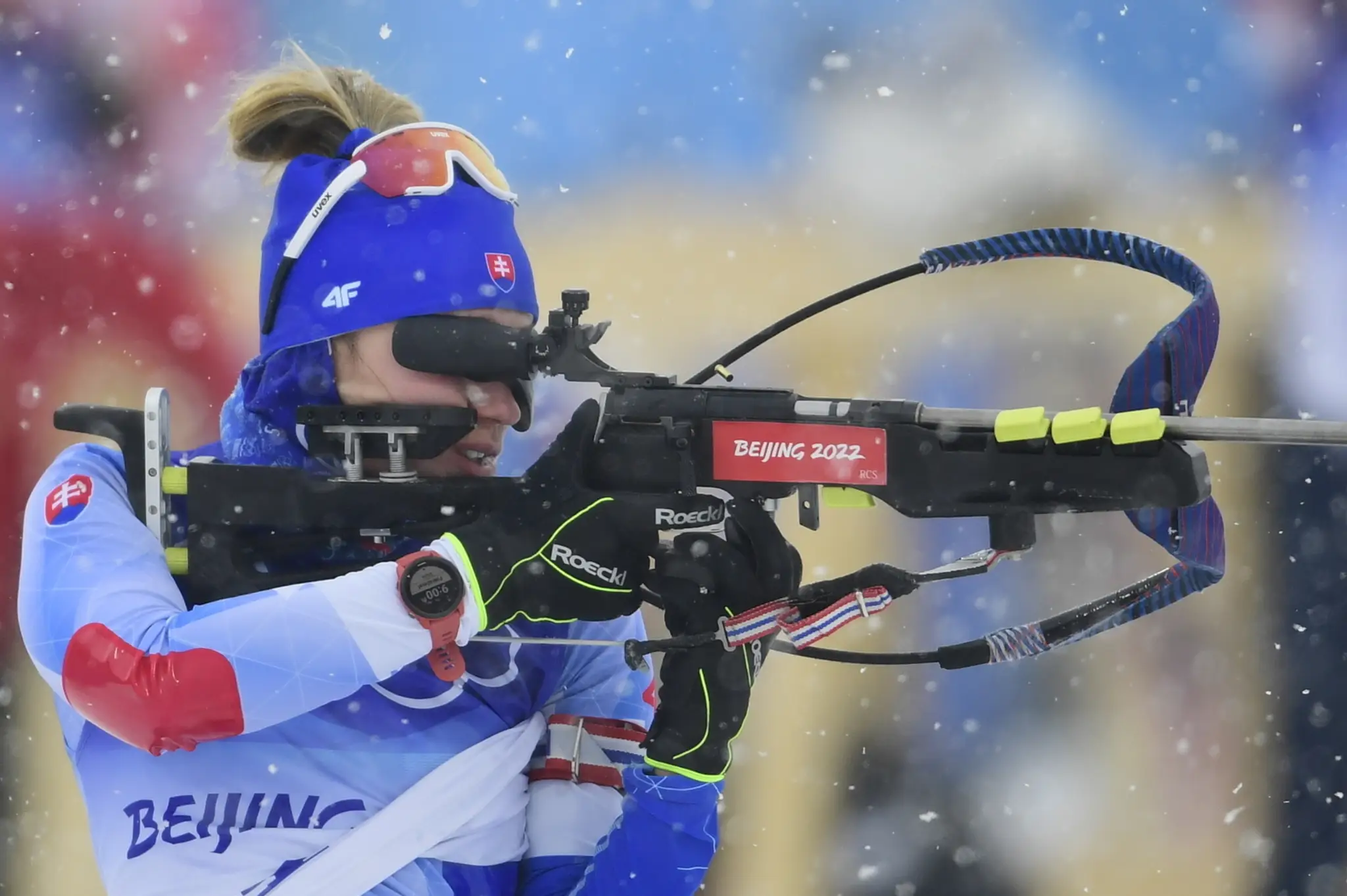 Paulína Fialková strieľa stojku počas stíhacích pretekov žien na 10 km.
