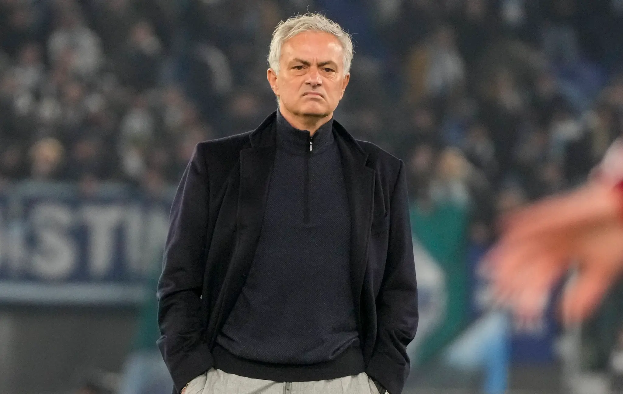 Tréner AS Rím José Mourinho stojí na ihrisku počas rozcvičky svojho tímu pred štvrťfinálovým zápasom Talianskeho pohára.