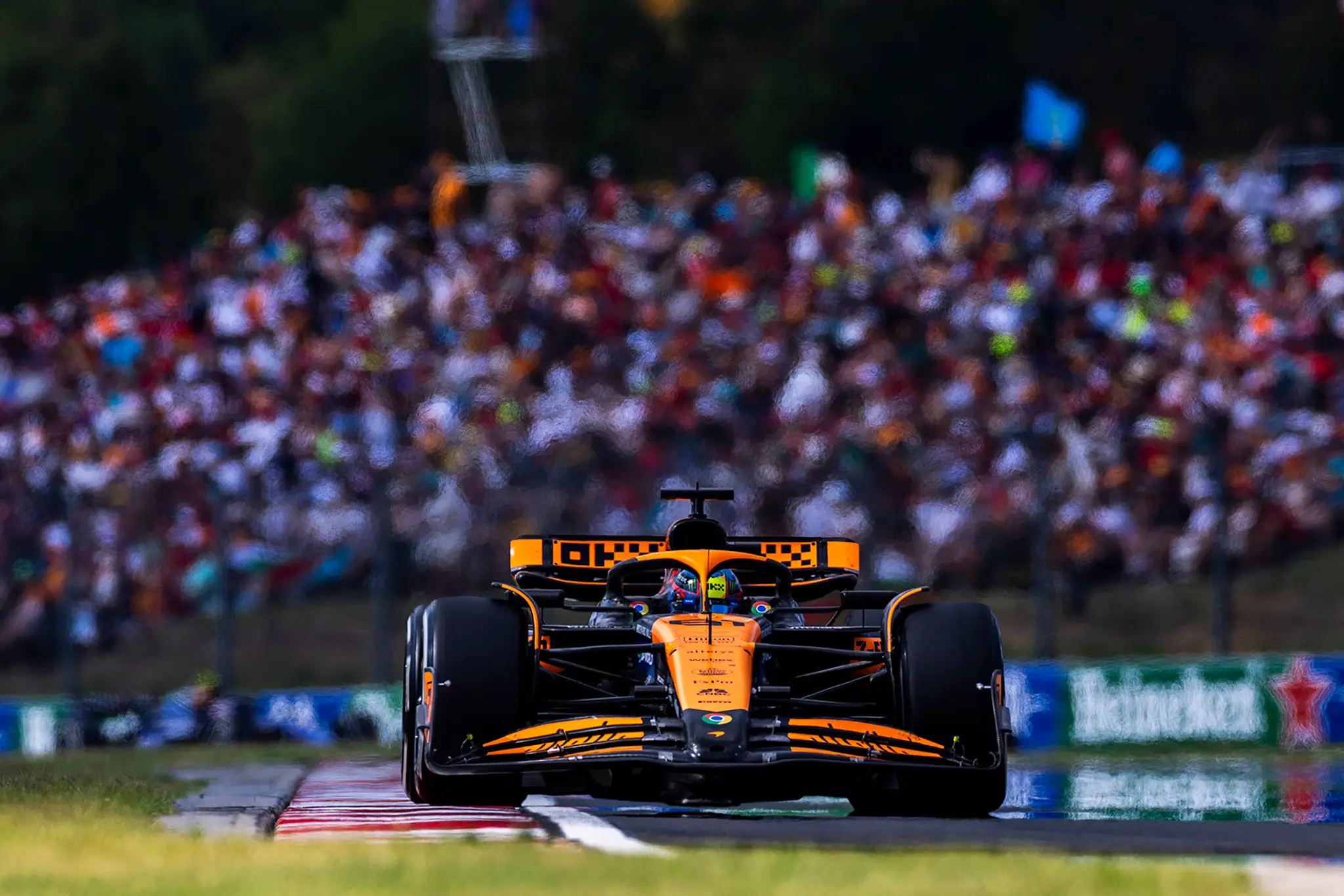 Oscar Piastri z McLarenu na trati v Maďarsku.
