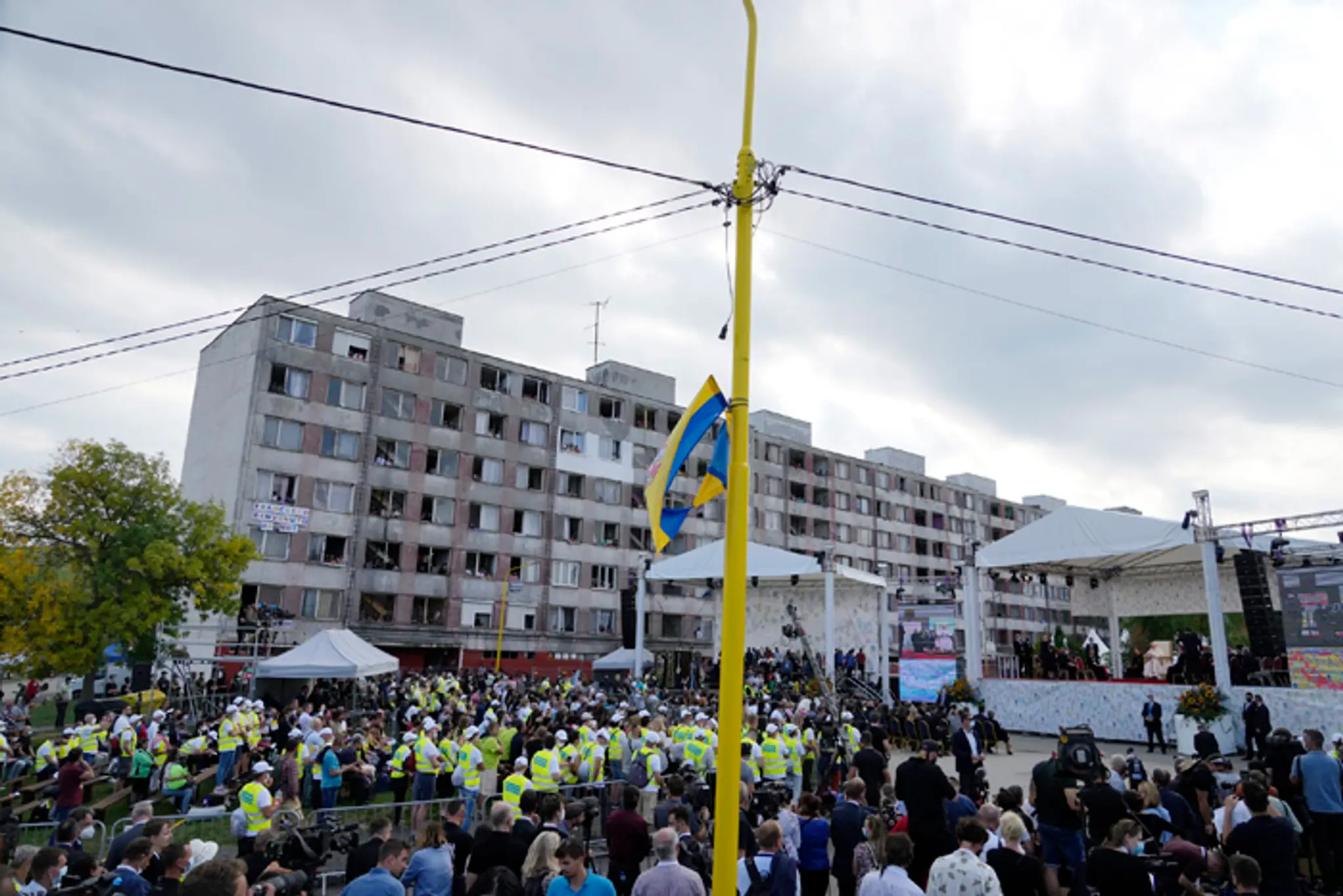 Priestranstvo pred saleziánskym komunitným centrom, kde sa konalo stretnutie s pápežom.