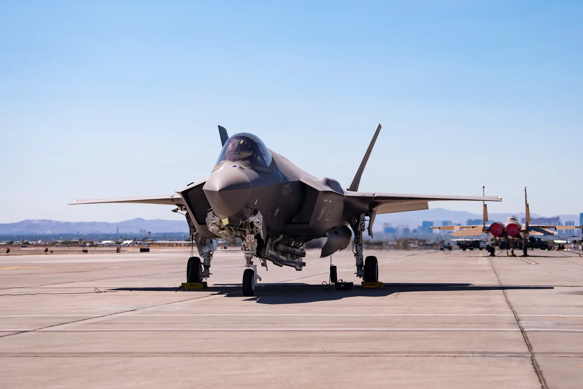 stíhačka F-35A Lighting II nesie gravitačnú jadrovú bombu B61-12