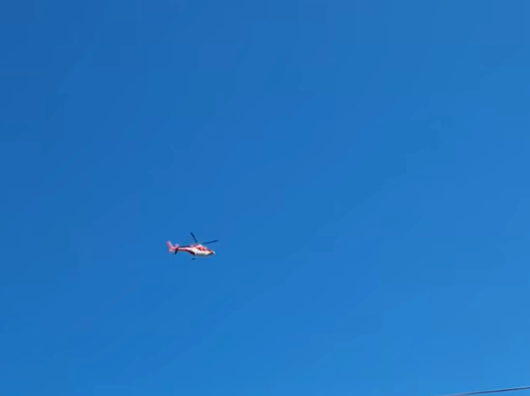 Na mieste zasahuje aj vrtuľník.