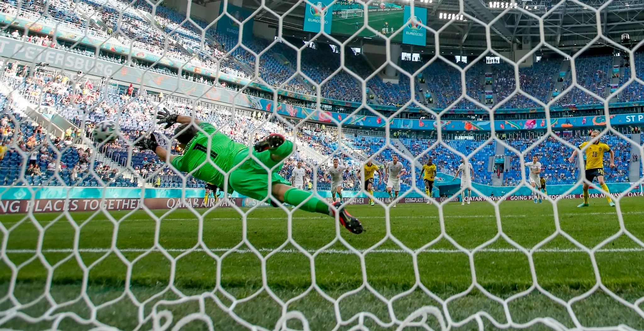 Martin Dúbravka nedosiahol na výborne umiestnený pokutový kop Emila Forsberga.
