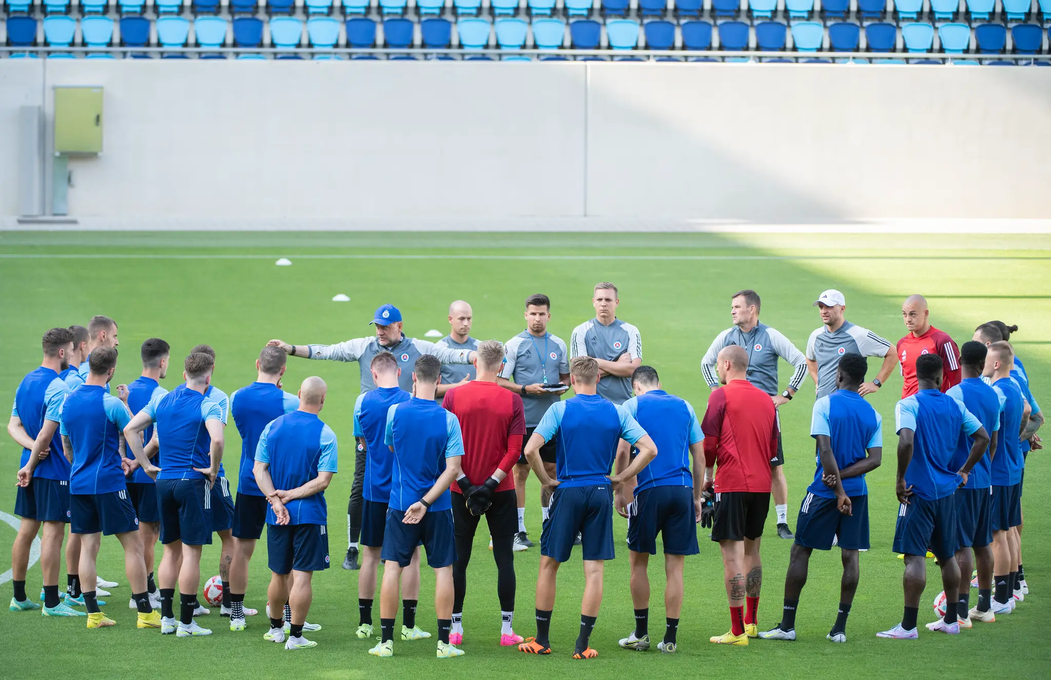 Na snímke futbalisti ŠK Slovan Bratislava počas tréningu.