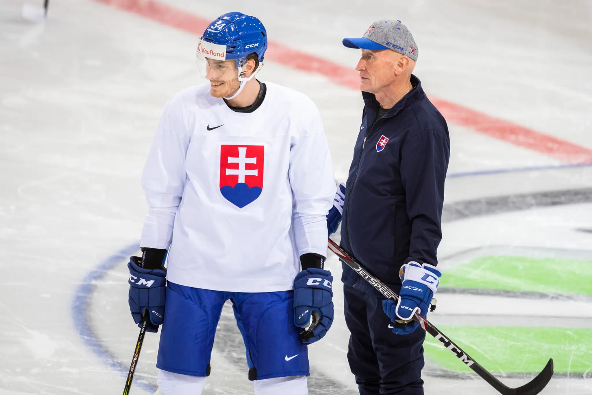 Zľava útočník Peter Cehlárik a tréner Craig Ramsay počas tréningu pred zápasom MS 2021 proti Bielorusku