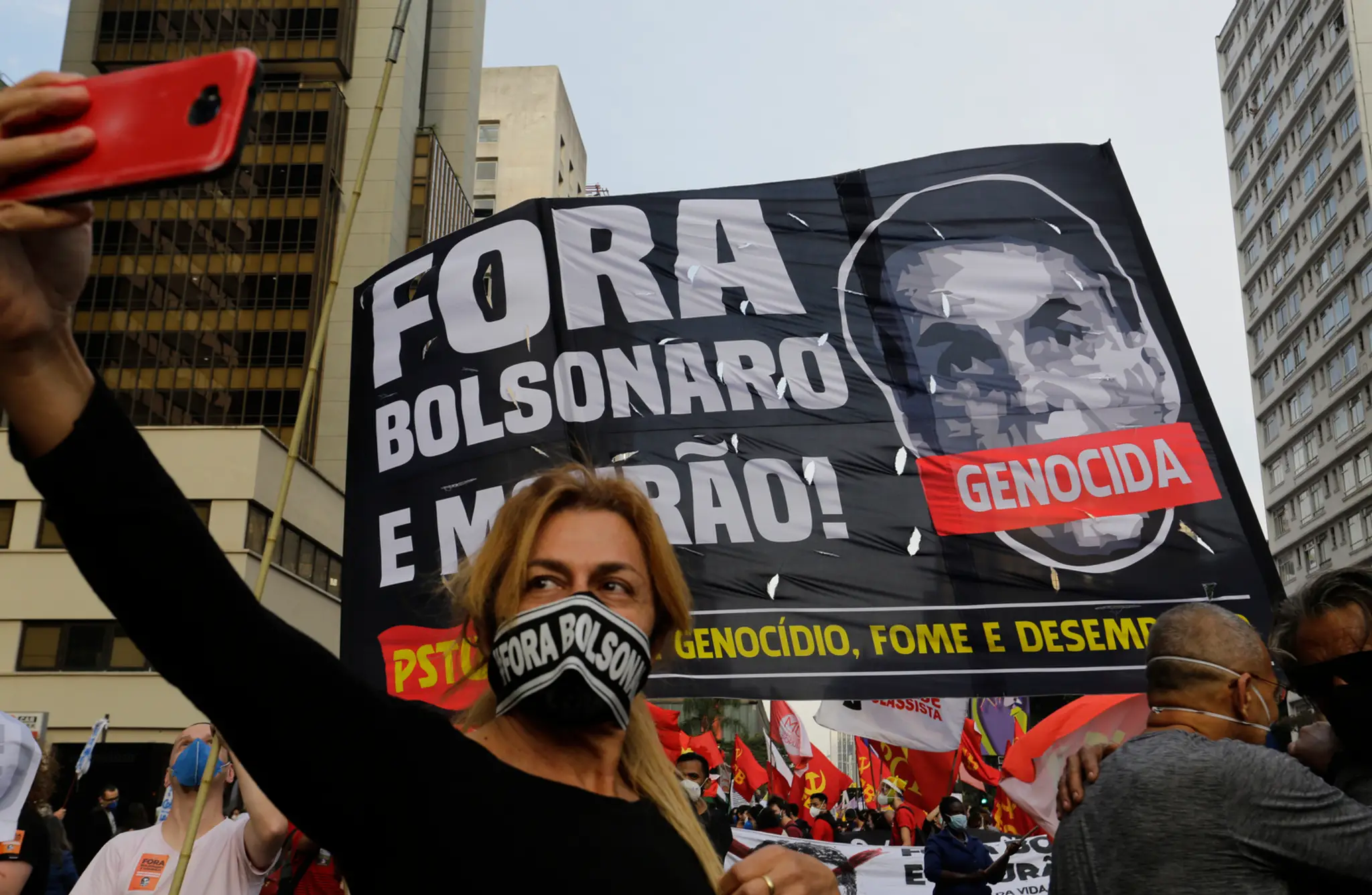 Protestujúca proti prezidentovi Bolsonarovi.
