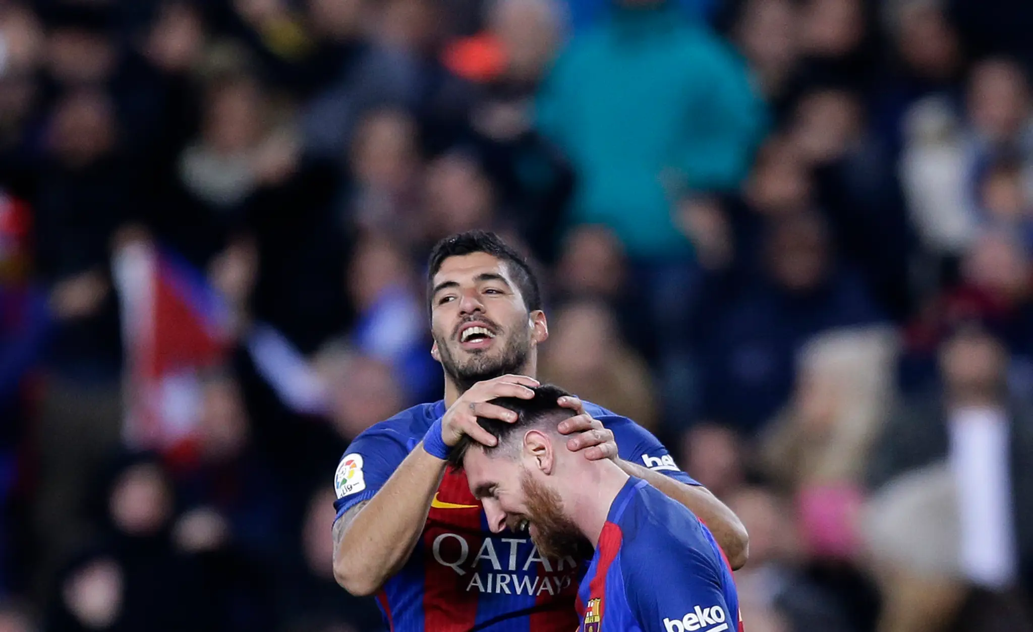 Luis Suarez a Lionel Messi sa tešia po góle.