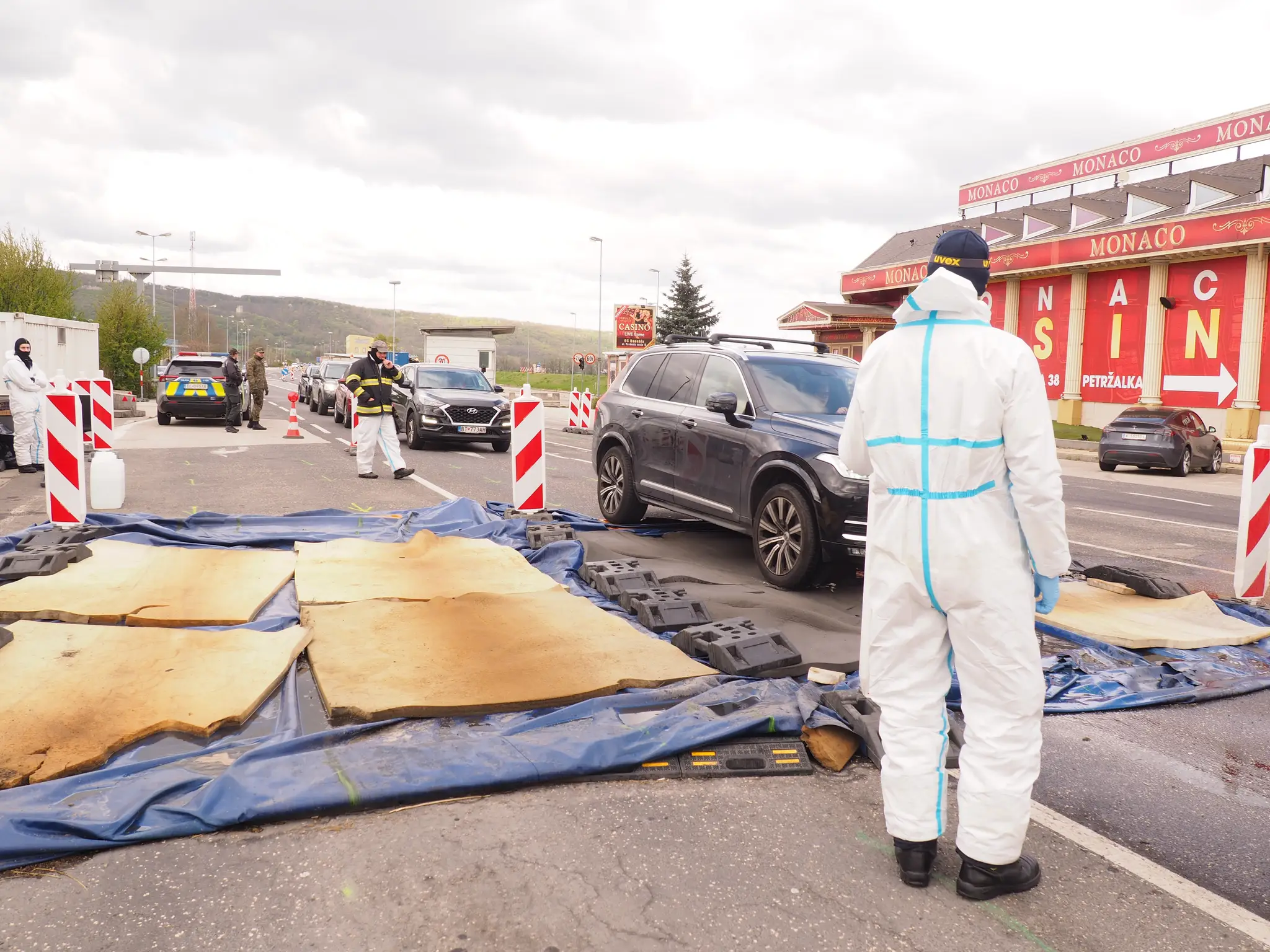 Na snímke autá prechádzajú cez dezinfekčné brody na slovensko-rakúskom hraničnom priechode Petržalka-Berg.