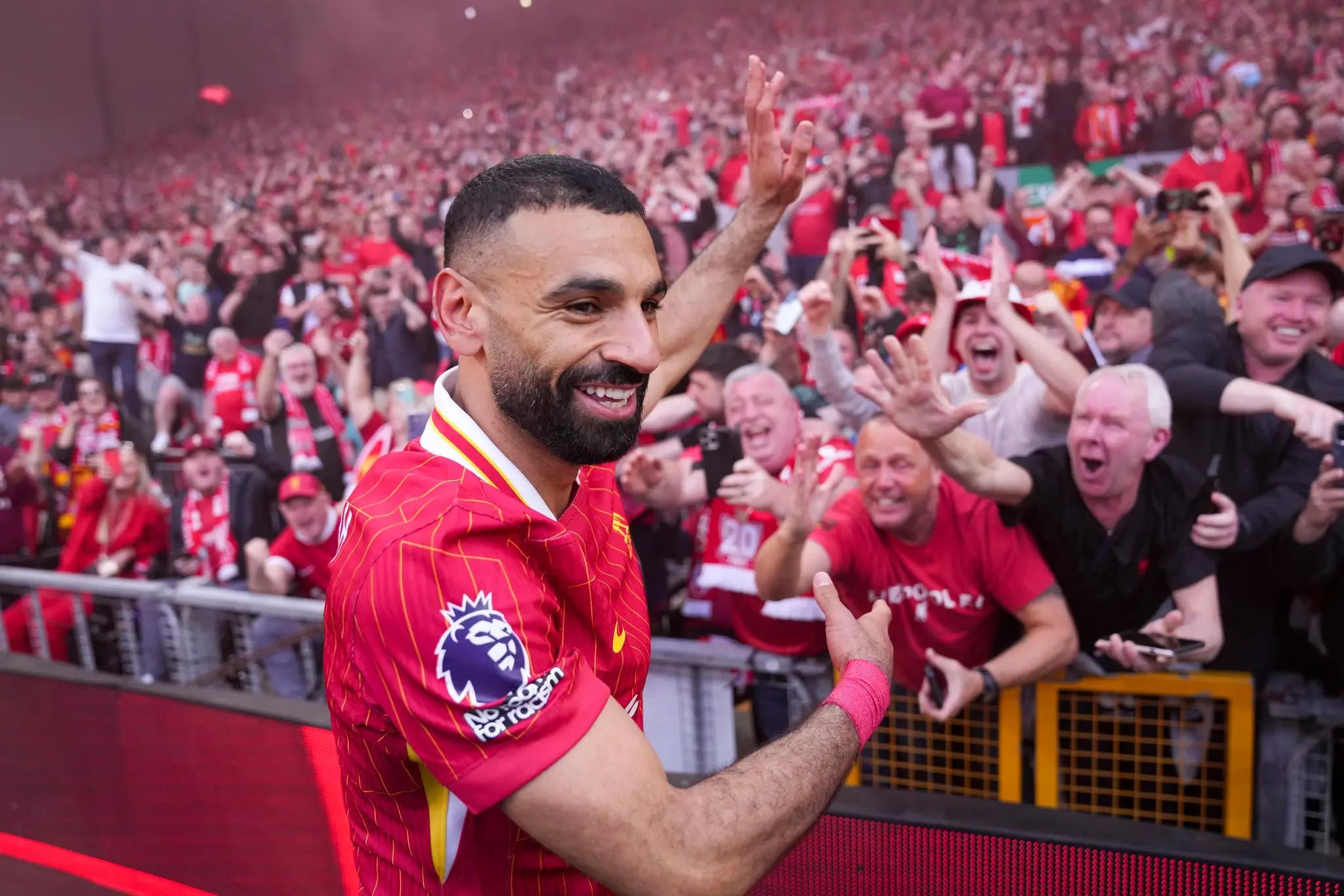 Mohamed Salah oslavuje zisk anglického titulu.