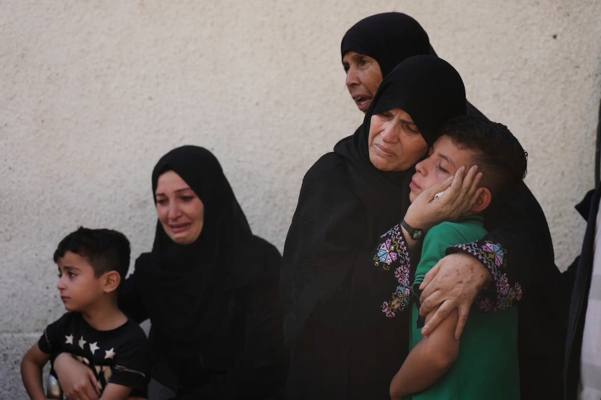 Palestínčania nariekajú v nemocnici Al-Šifa počas pohrebu svojich príbuzných, ktorí zahynuli počas izraelských leteckých útokov.