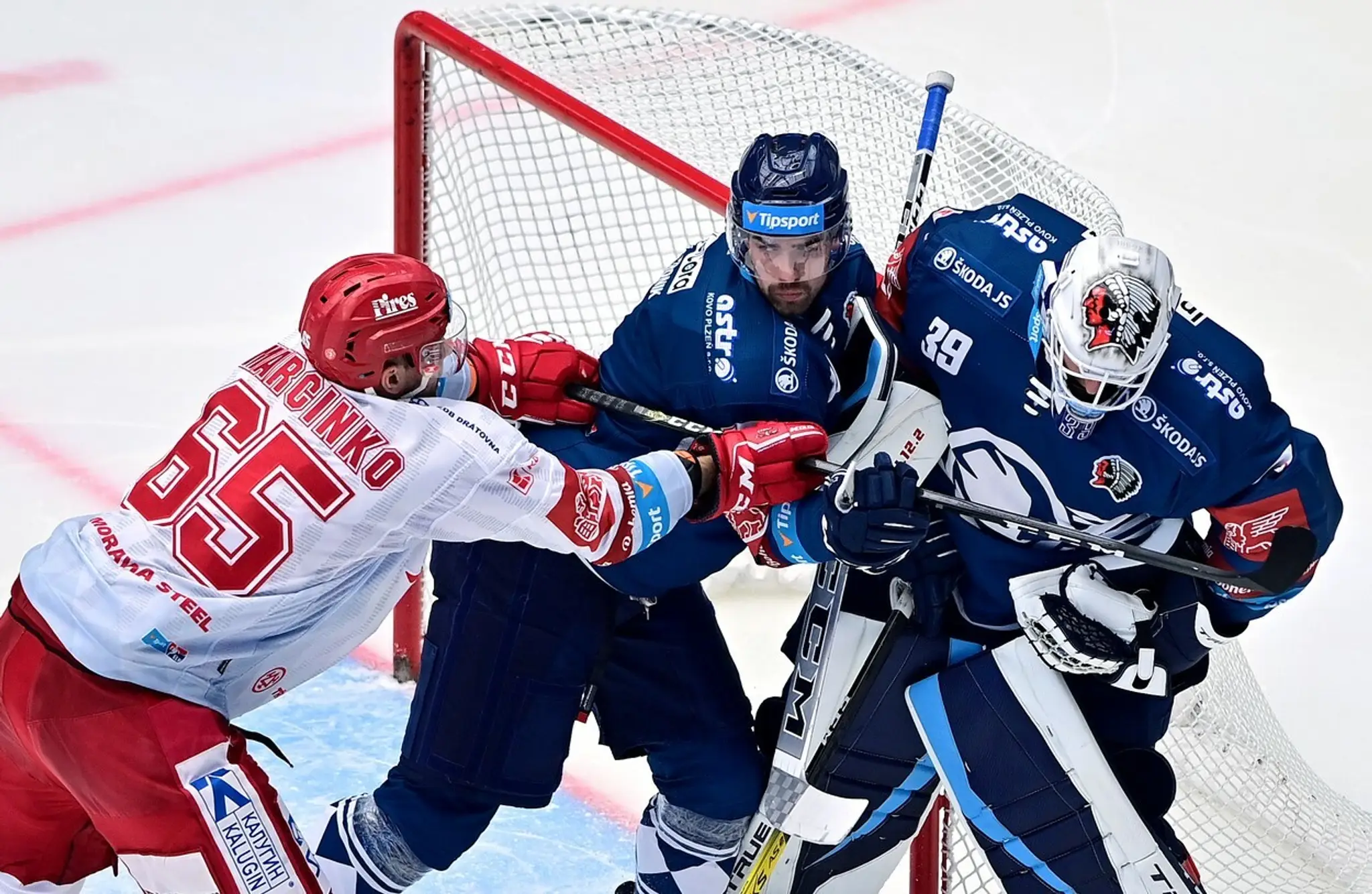 Tomáš Marcinko (HC Oceláři Třinec) v súboji s Petrom Čerešňákom (HC Plzeň).