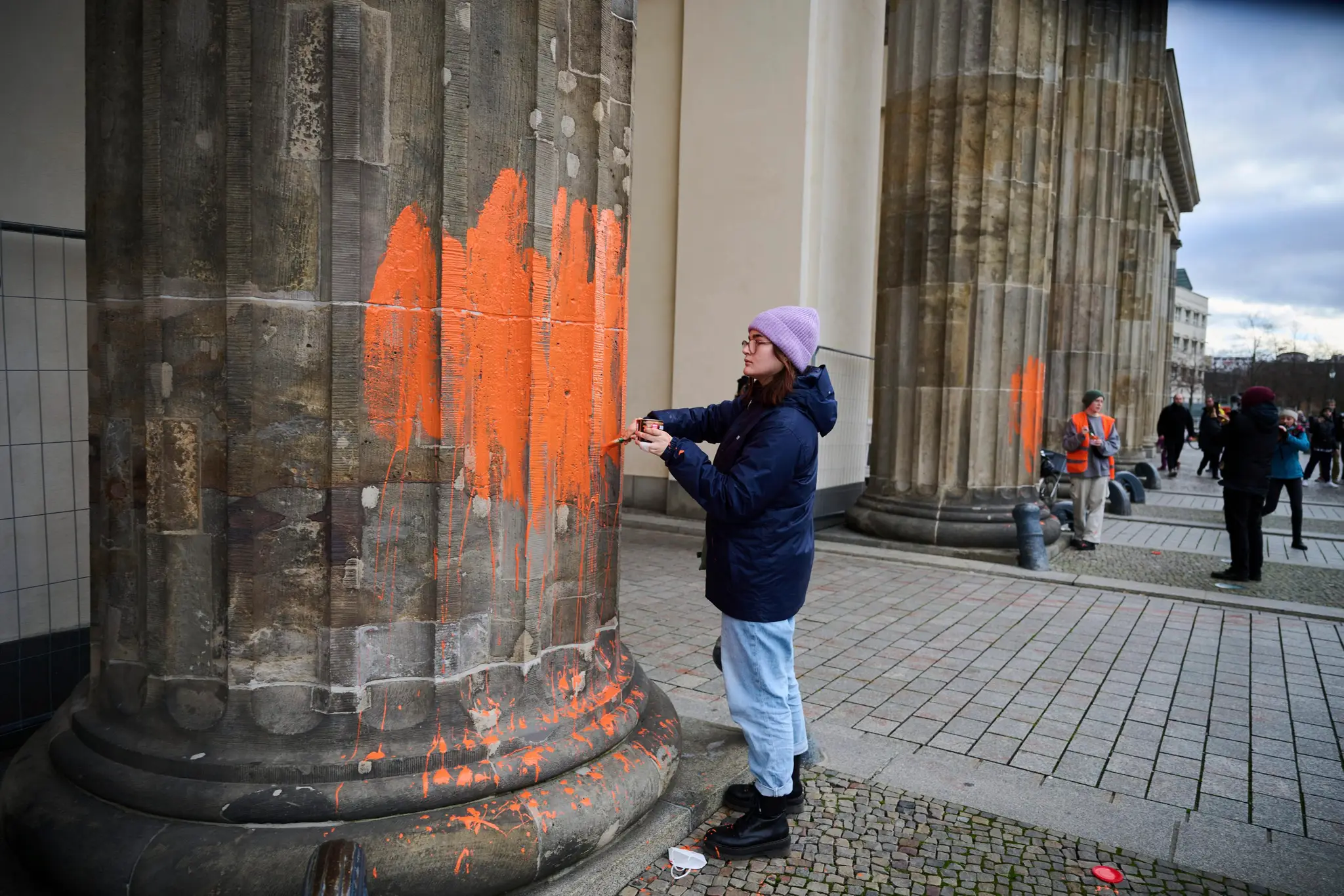 Klimatickí aktivisti pomaľovali Brandenburskú bránu