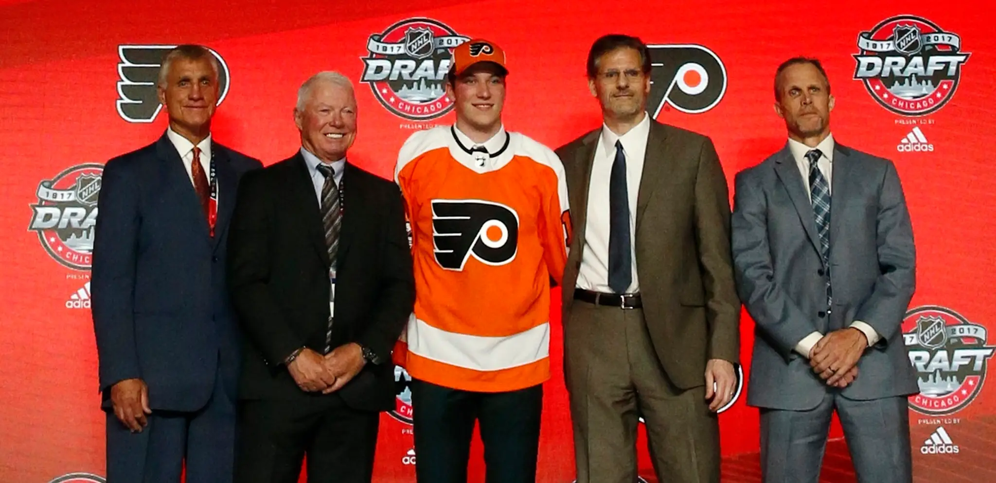 Nolan Patrick s predstaviteľmi klubu na archívnej snímke.