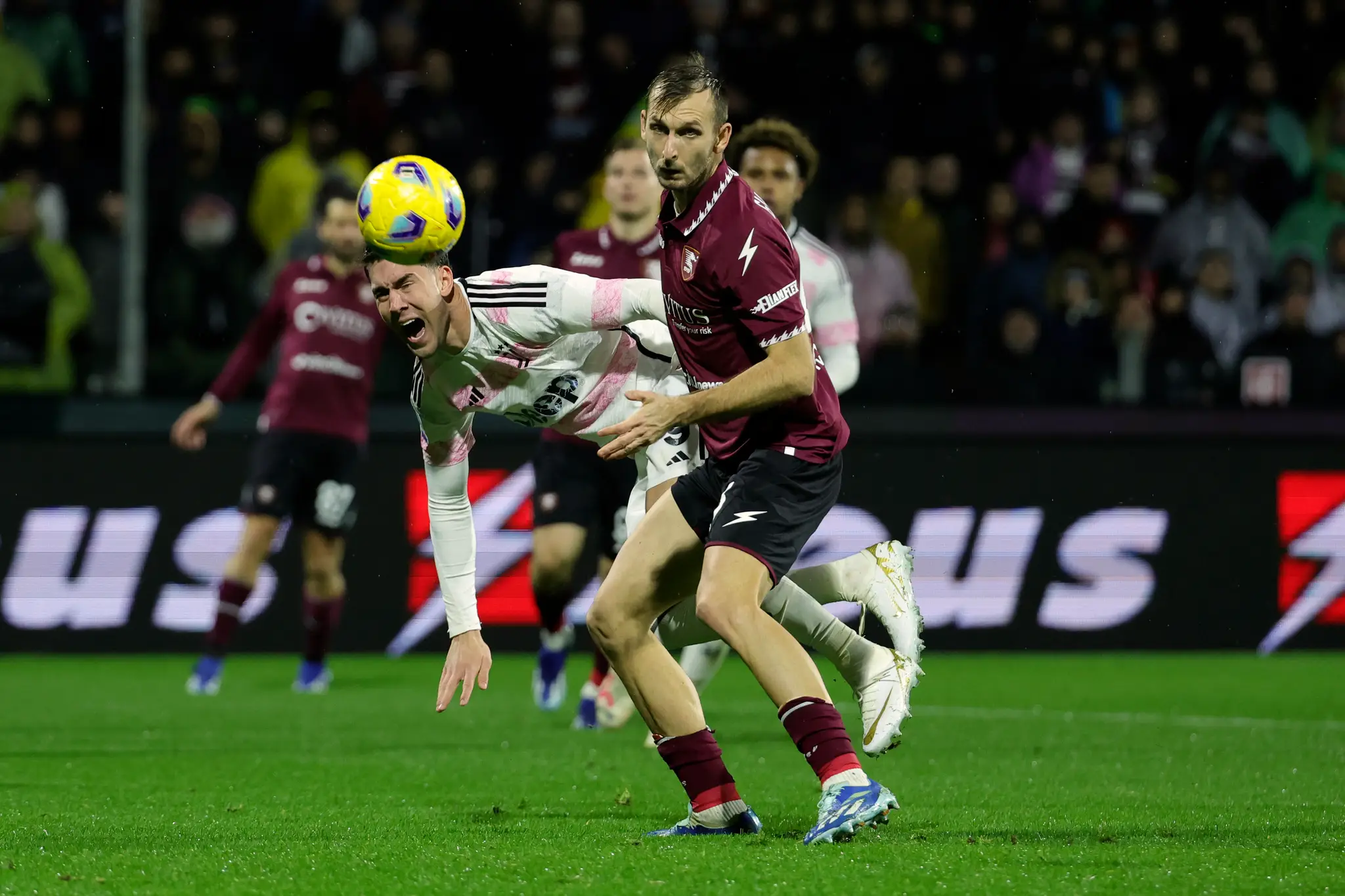 Slovenský futbalista v drese Salernitany Norbert Gyömbér (vpravo) a hráč Juventusu Dušan Vlahovič