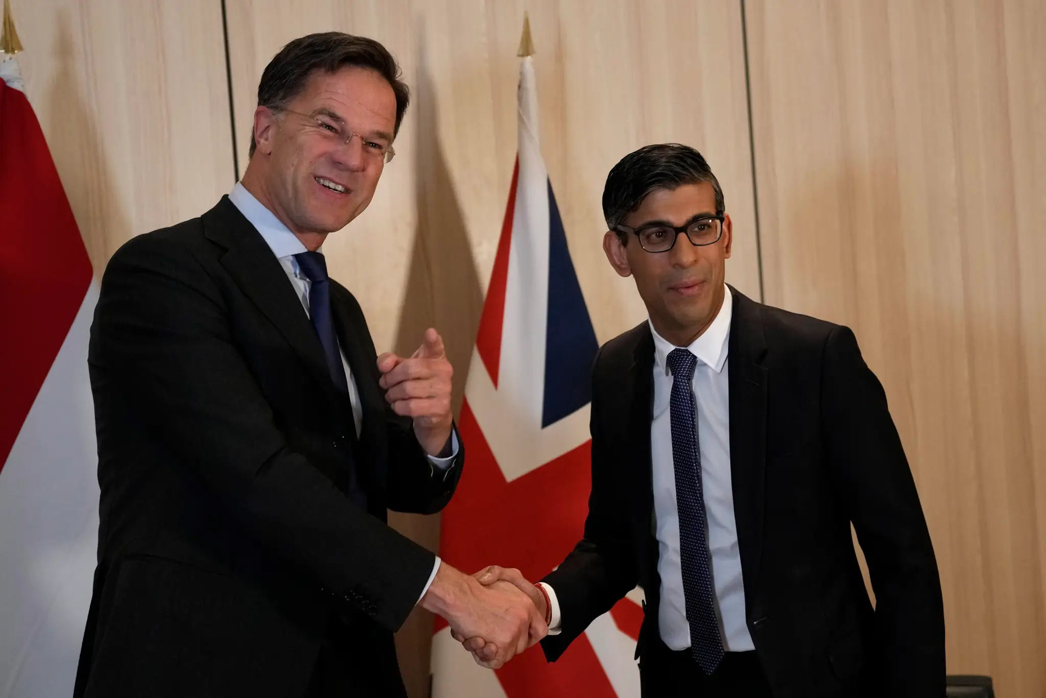 Sprava britský premiér Rishi Sunak a predseda holandskej vlády Mark Rutte.