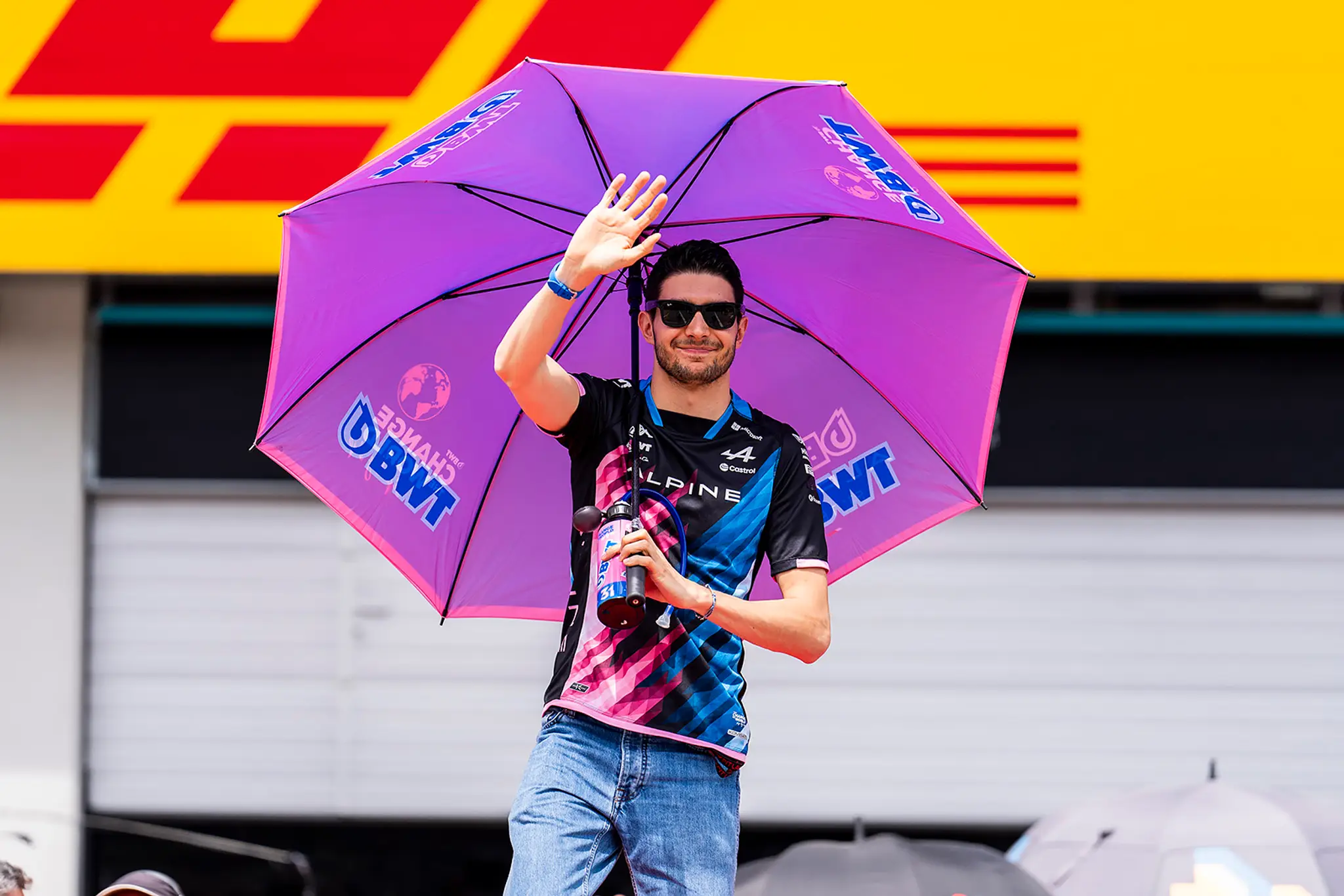 Takto mával fanúšikom Esteban Ocon. 