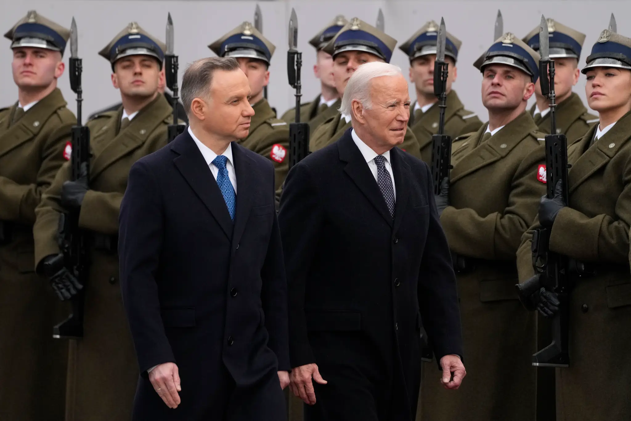 Poľský prezident Andrzej Duda (vľavo) kráča s americkým prezidentom Joeom Bidenom počas prehliadky čestnej stráže pred ich stretnutím v prezidentskom paláci vo Varšave.