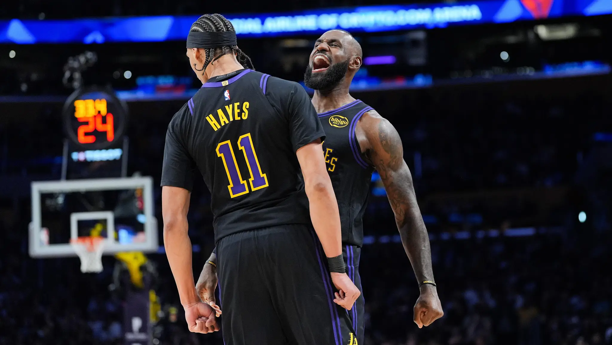 Hráči Los Angeles Lakers Jaxson Hayes (11) a LeBron James (vpravo) oslavujú po tom, ako Hayes strelil kôš počas zápasu zámorskej basketbalovej NBA proti Utahu Jazz v Los Angeles 18. novembra 2025.