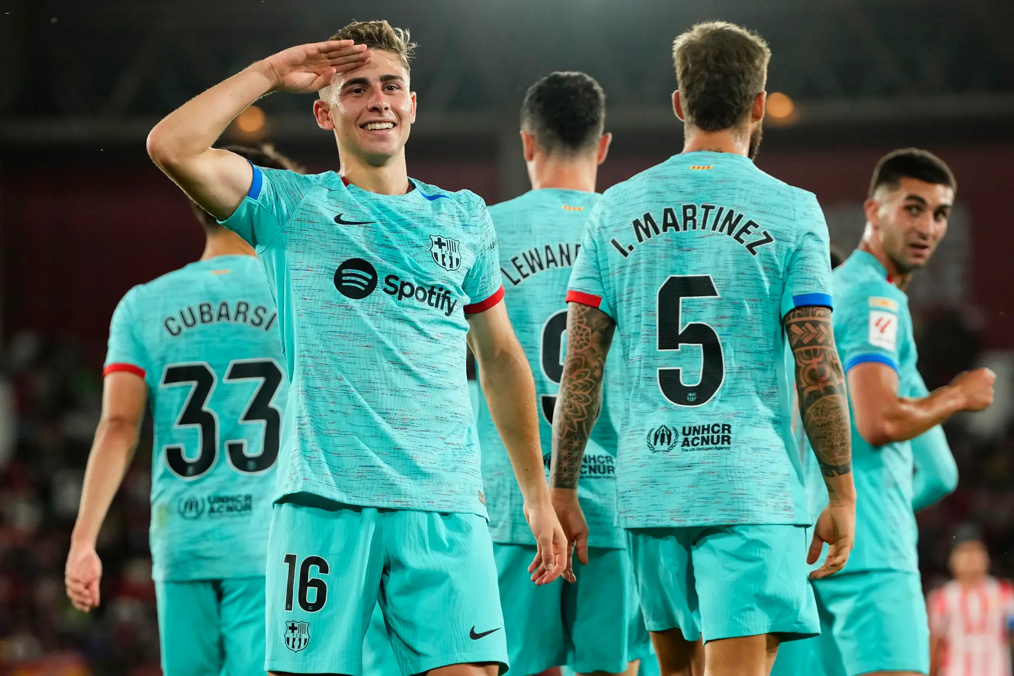 Futbalisti Barcelony sa tešia po strelení gólu.