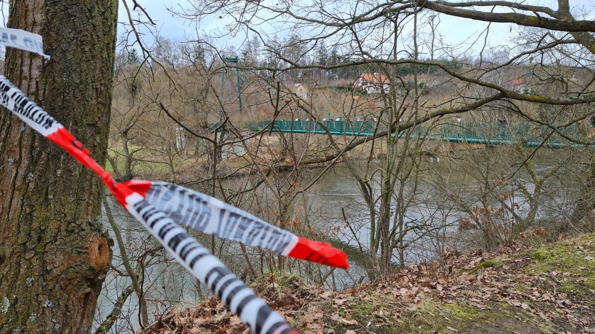 V Čechách vyšetrujú záhadnú smrť muža, telo našli v rieke bez hlavy.