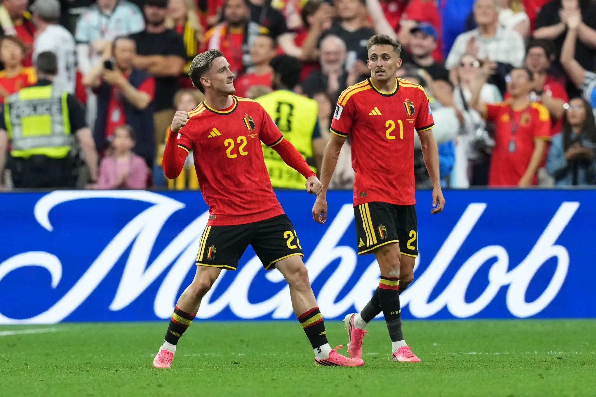 Futbalisti Belgicka oslavujú gól.