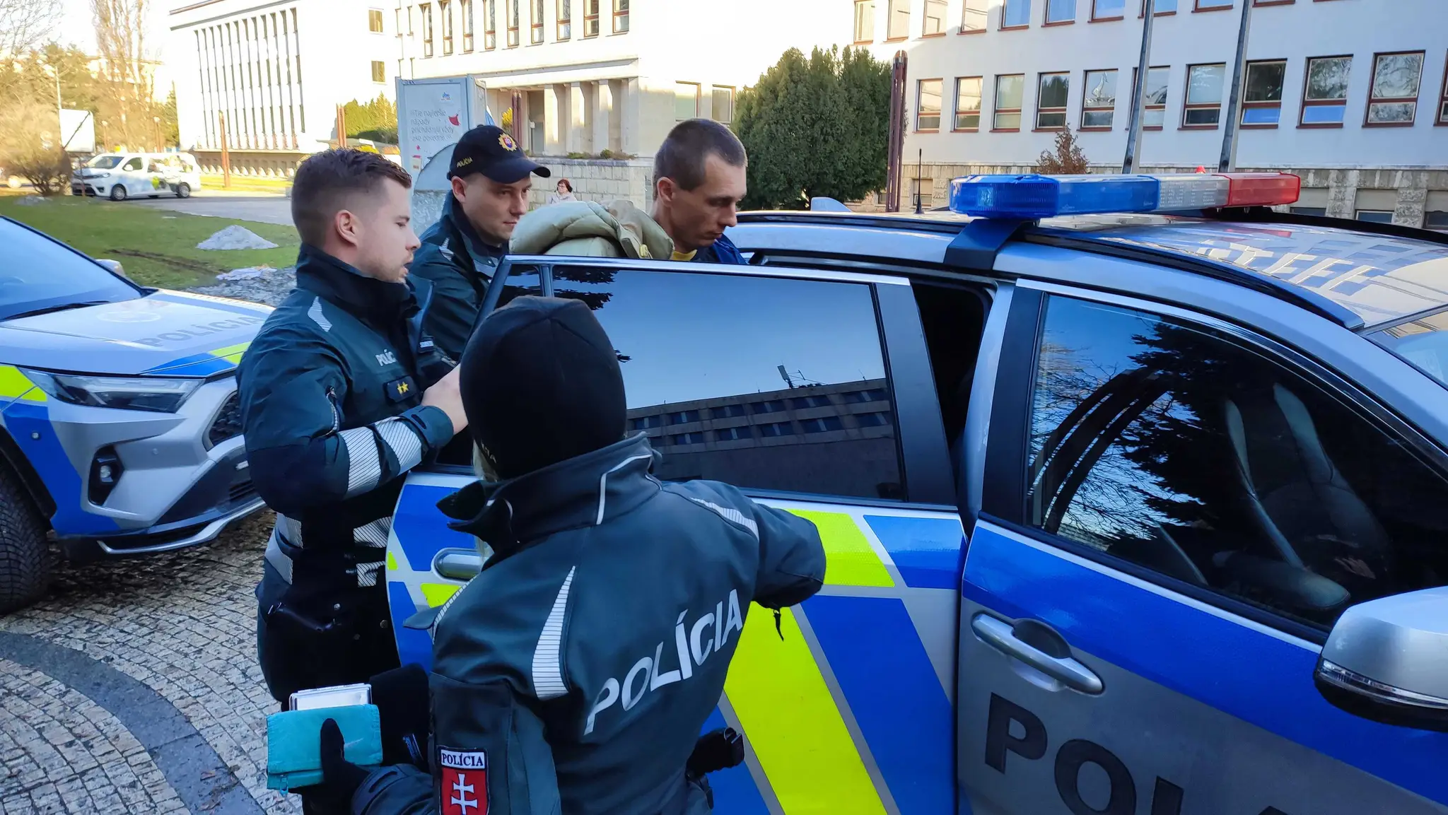 Muža odviedli policajti. 