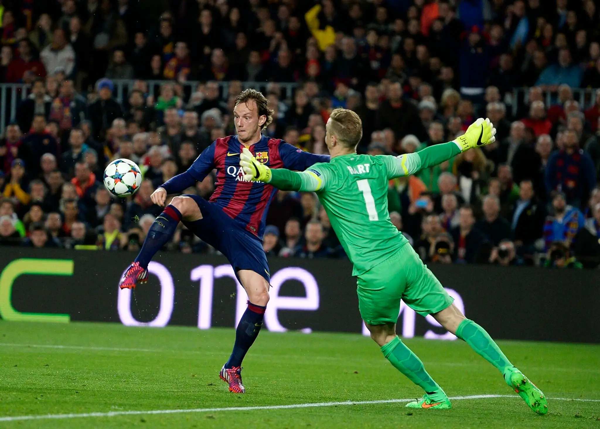 Hráč Barcelony Ivan Rakitič strieľa gól, vpravo brankár City Joe Hart v semifinále Ligy majstrov FC Barcelona - Manchester City.