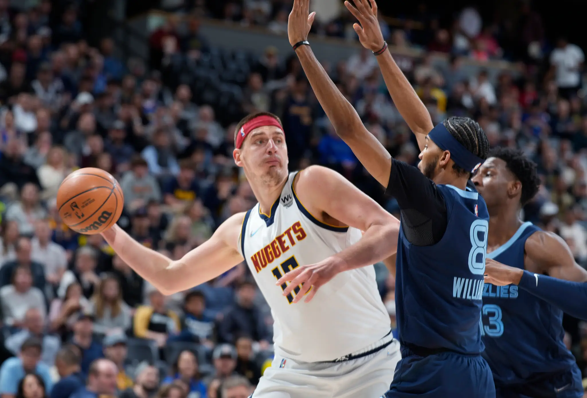 Na archívnej snímke zo 7. apríla 2022 zľava basketbalista Denveru Nuggets Nikola Jokič a hráči Memphisu Grizzlies Ziaire Williams a Jaren Jackson Jr..