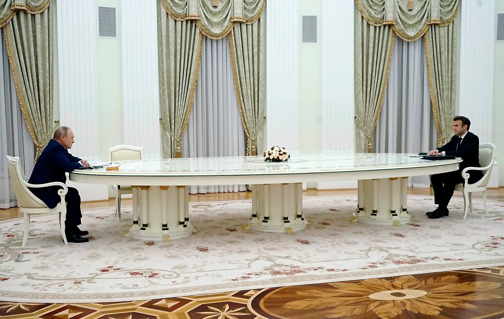 Stretnutie Macrona a Putina v Moskve