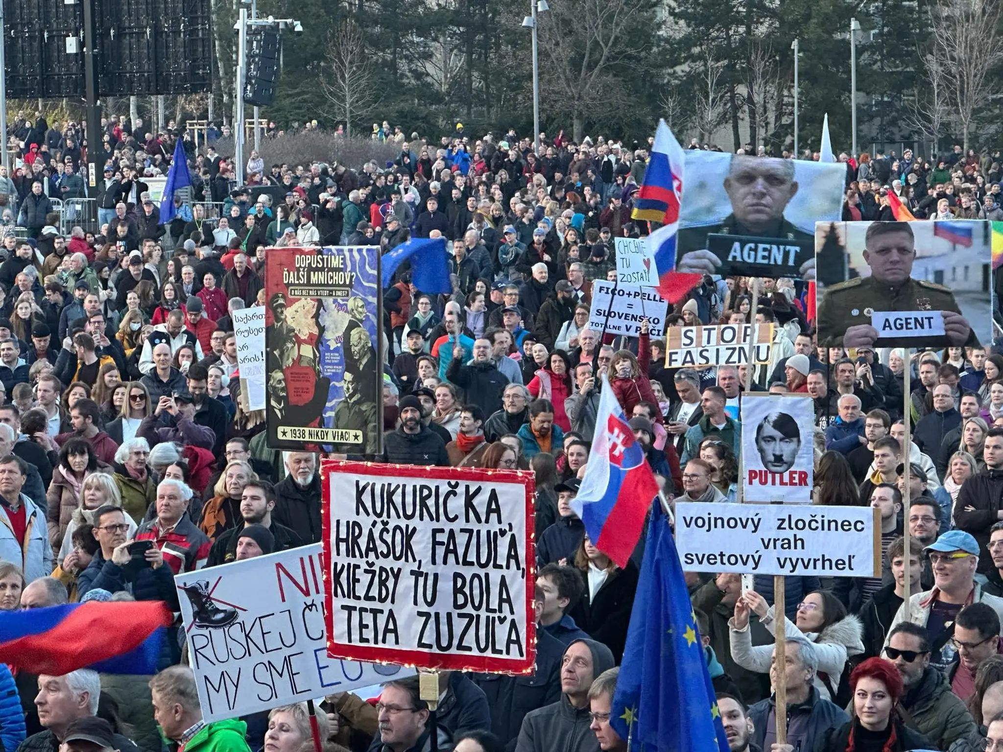 Protestujúci s transparentami a vlajkami