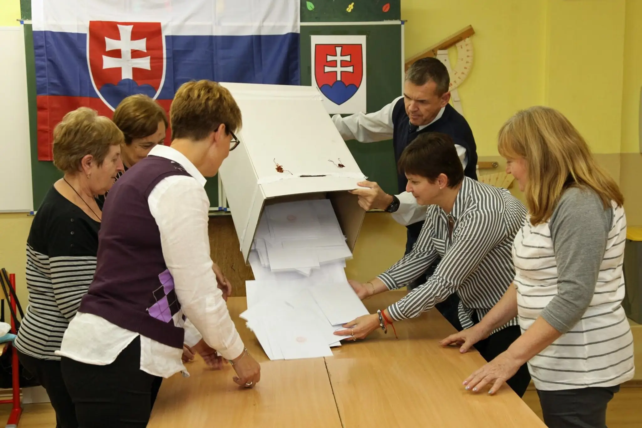Členovia volebnej komisie sčítavajú hlasy vo volebnej miestnosti v Komárne