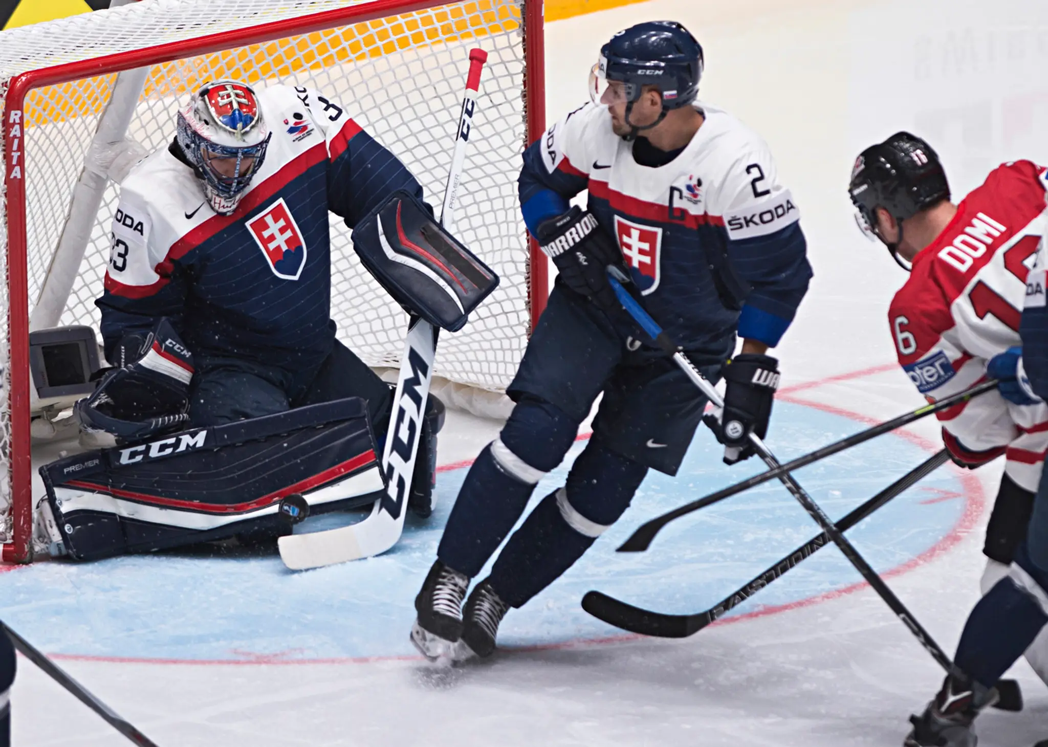Na snímke zľava brankár Július Hudáček, Andrej Sekera (obaja Slovensko) a Max Domi (Kanada) v zápase B-skupiny hokejových MS.