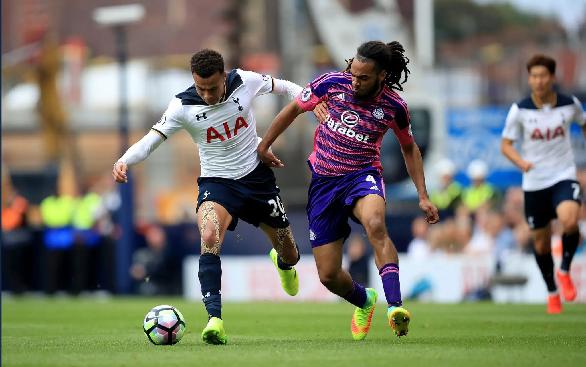 Jason Denayer (vpravo) zo Sunderlandu v súboji s Delem Allim z Tottenhamu.