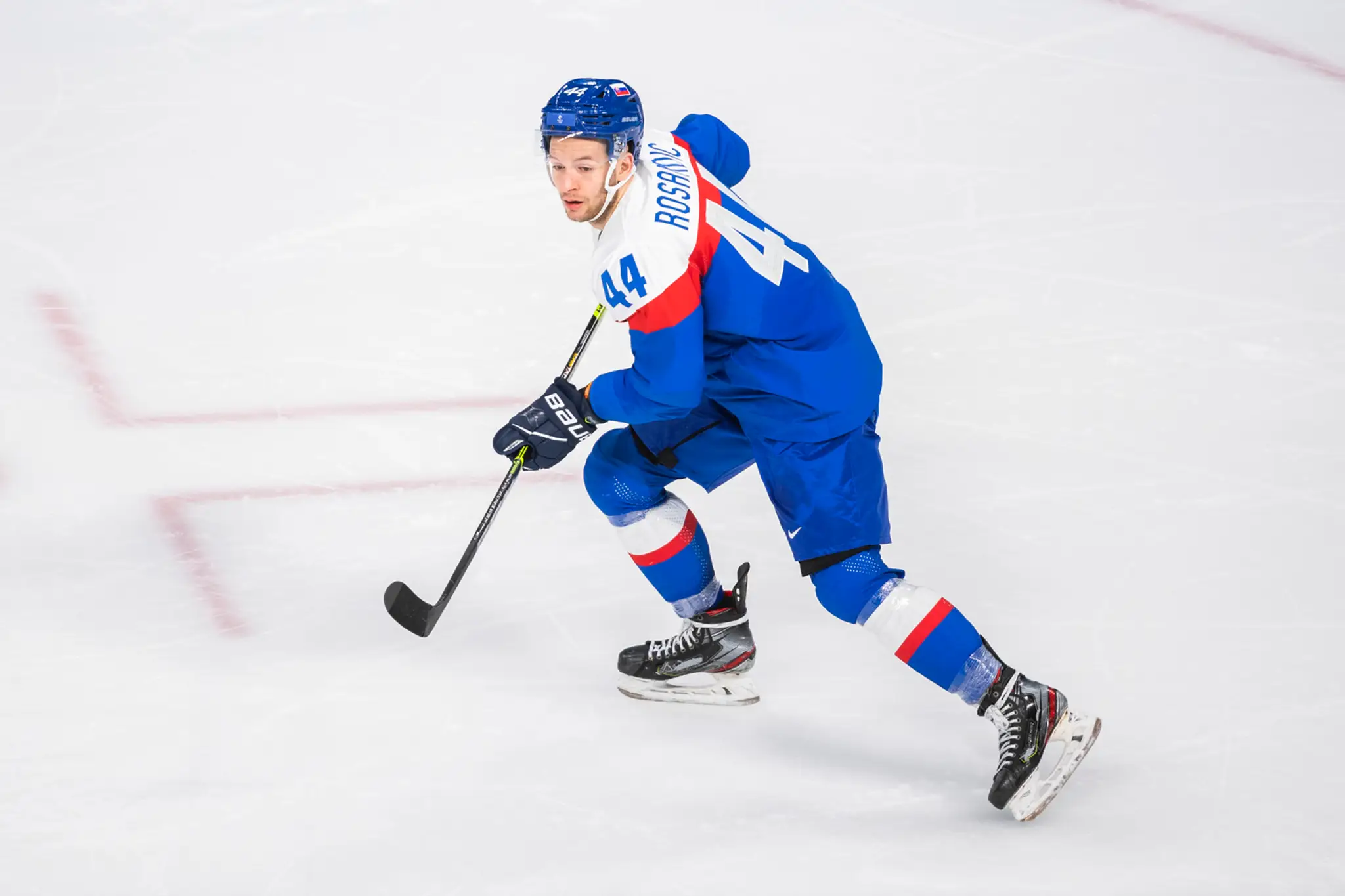Hokejista Slovenska Mislav Rosandič v zápase proti Švédsku na ZOH 2022.