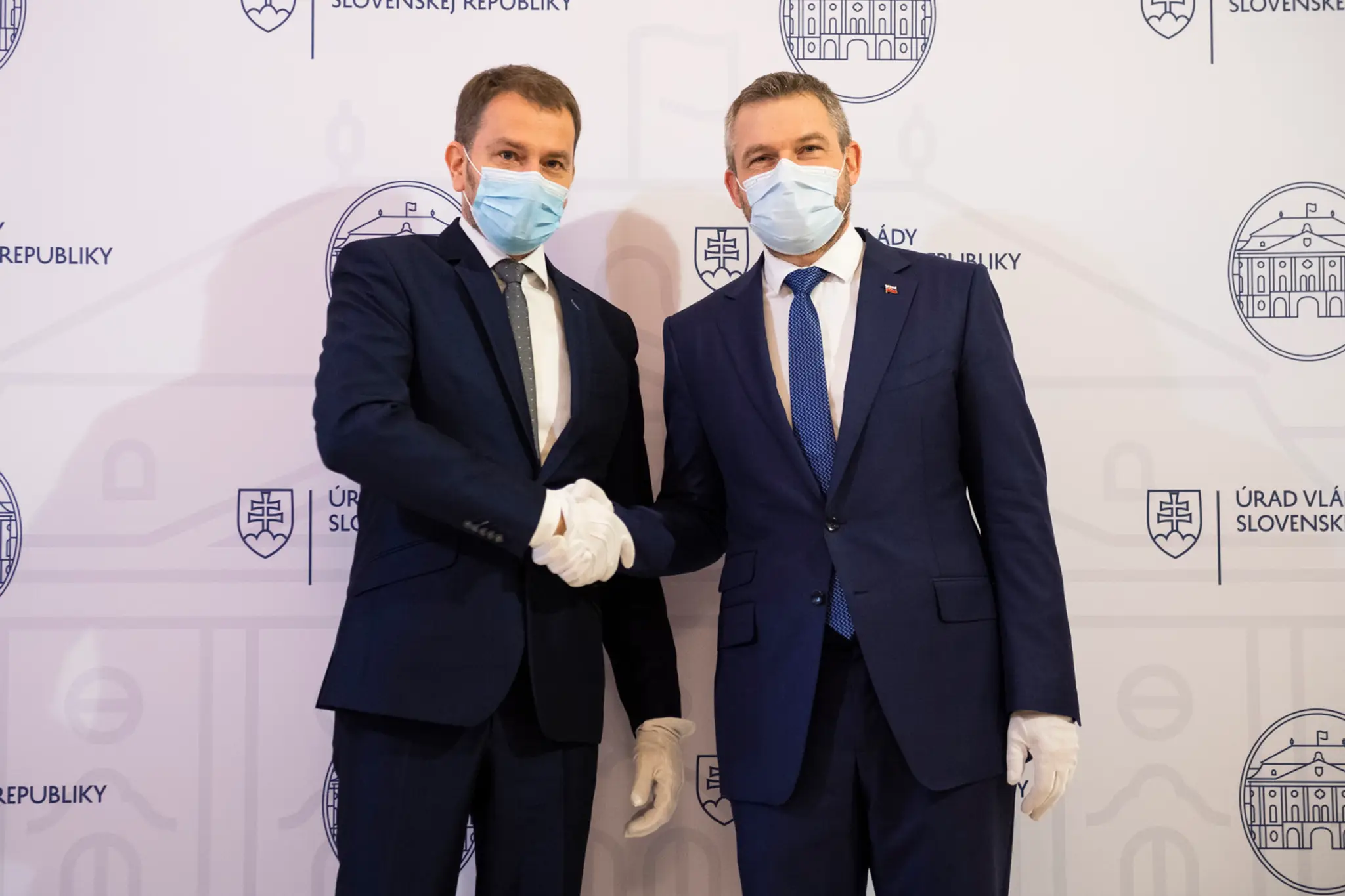 Zľava novovymenovaný predseda vlády Igor Matovič preberá úrad od expremiéra Petra Pellegriniho na Úrade vlády