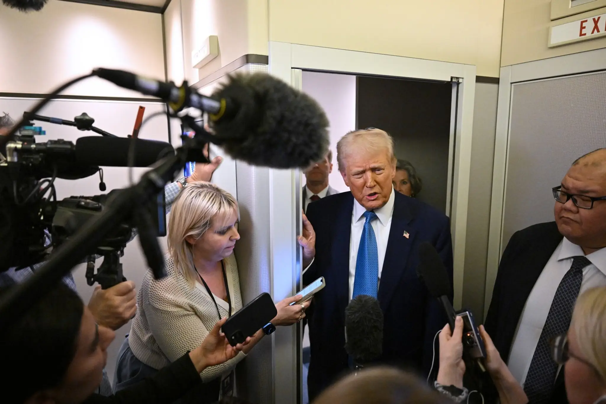 Americký prezident Donald Trump odpovedá na otázky novinárov na palube Air Force One.