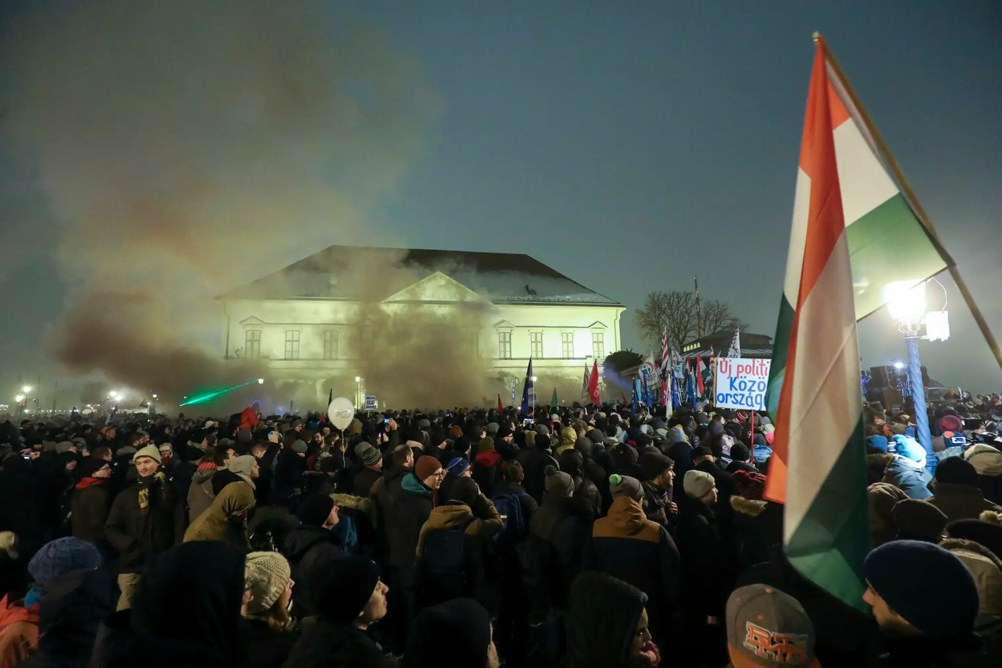 Dav protestujúcich Maďarov pred prezidentským palácom v Budapešti.
