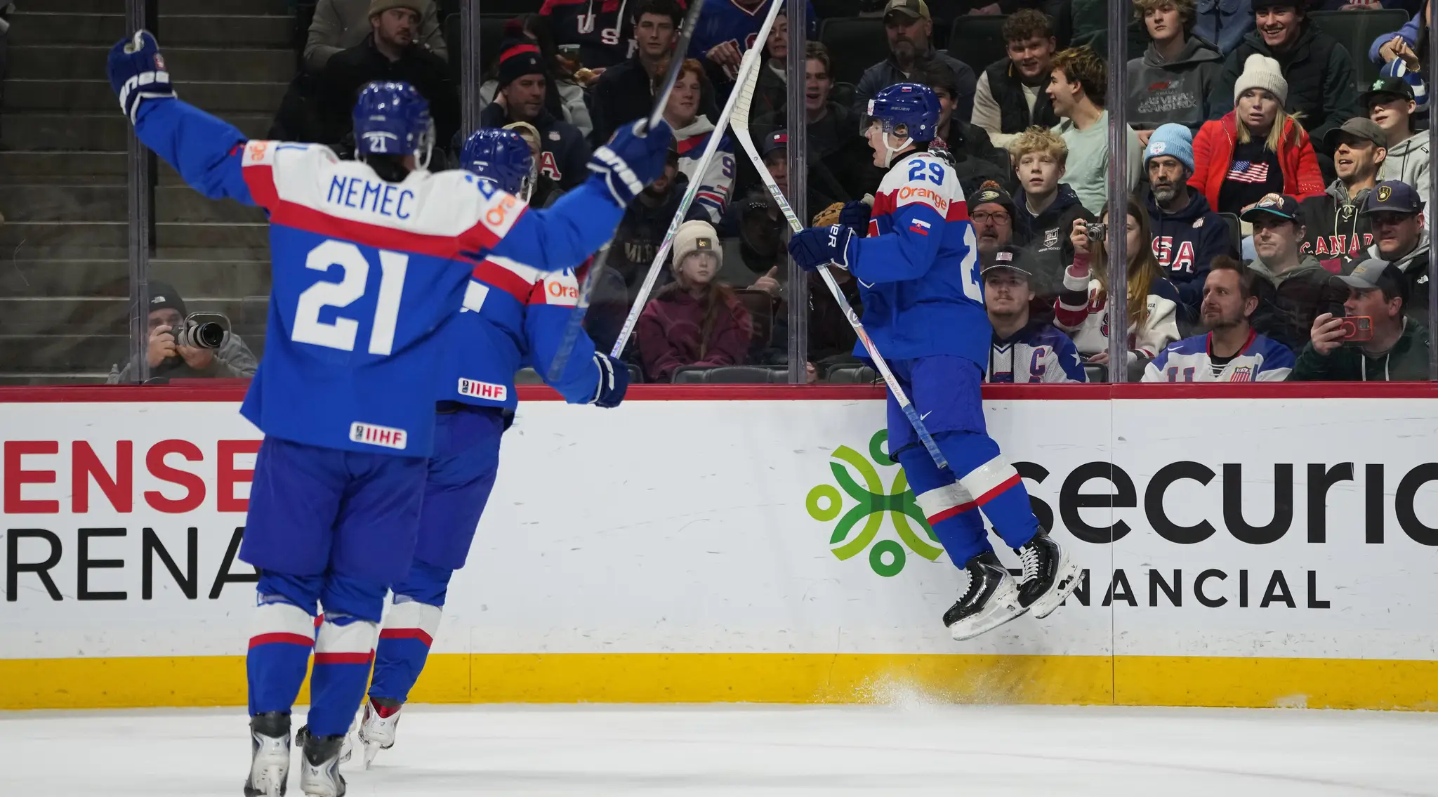 Tomáš Chrenko (vpravo) oslavuje svoj gól do siete USA.