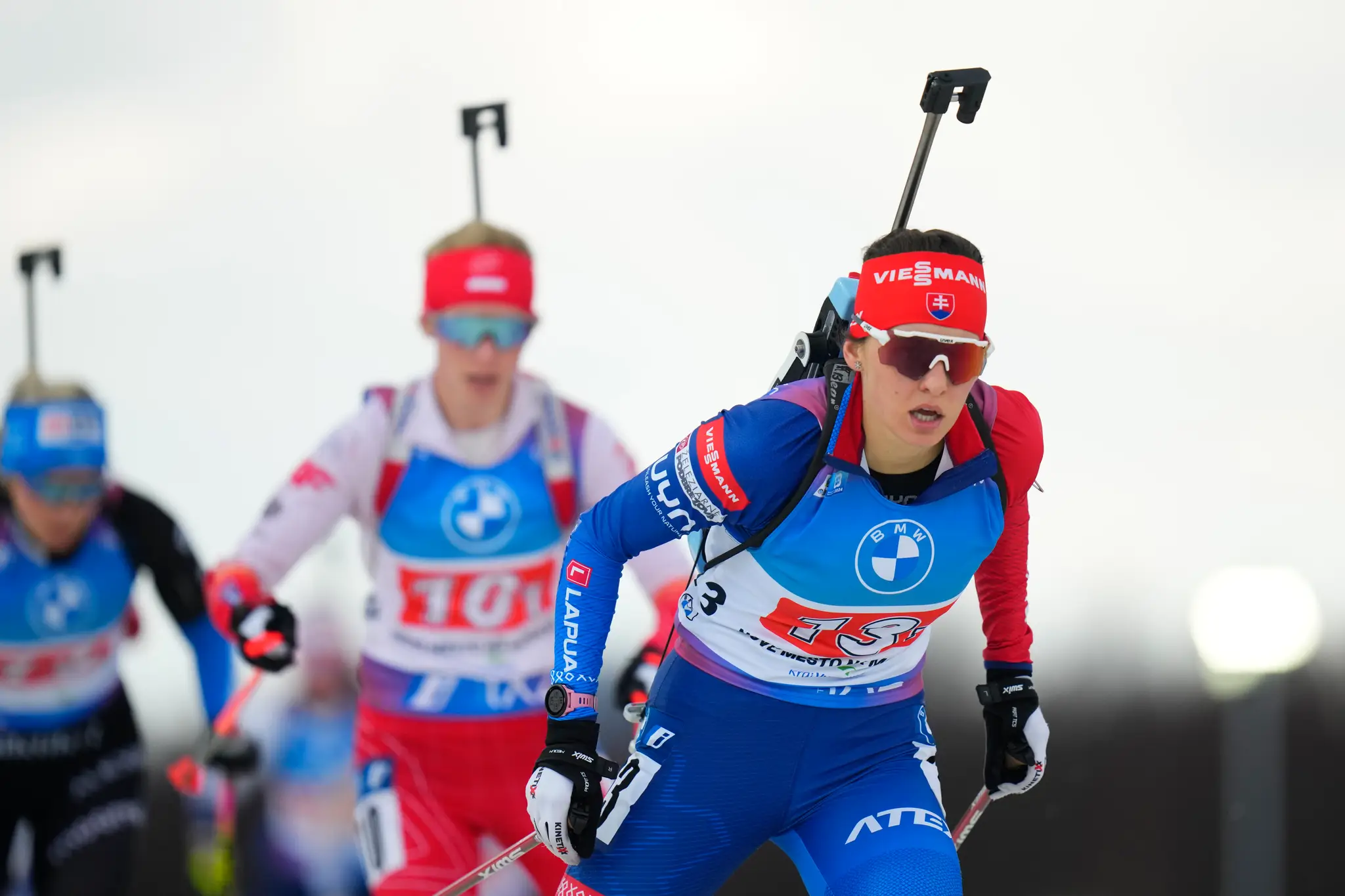 Na snímke vpravo slovenská biatlonistka Zuzana Remeňová.