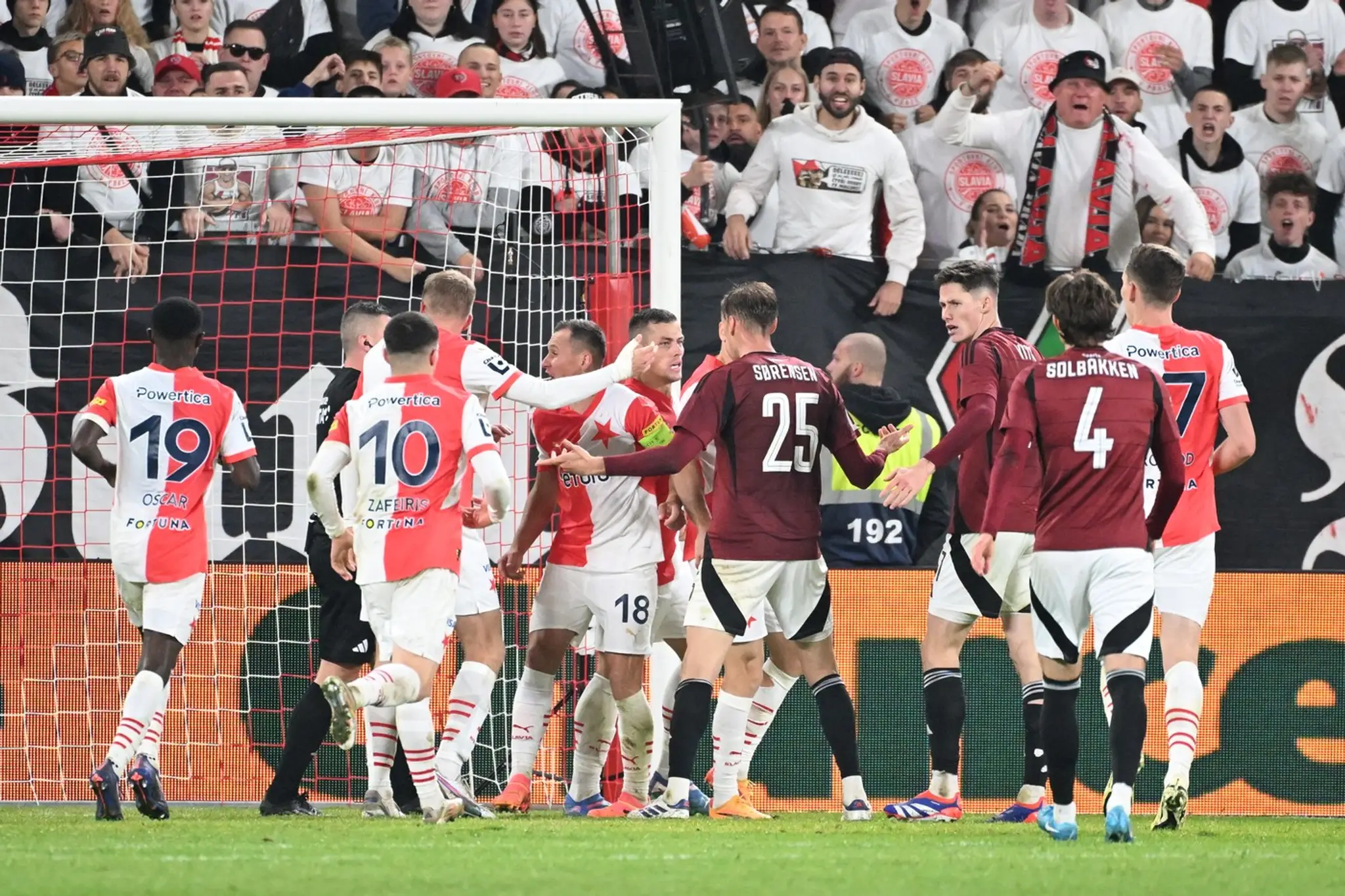 Derby o Prahu videlo i dve vylúčenia.