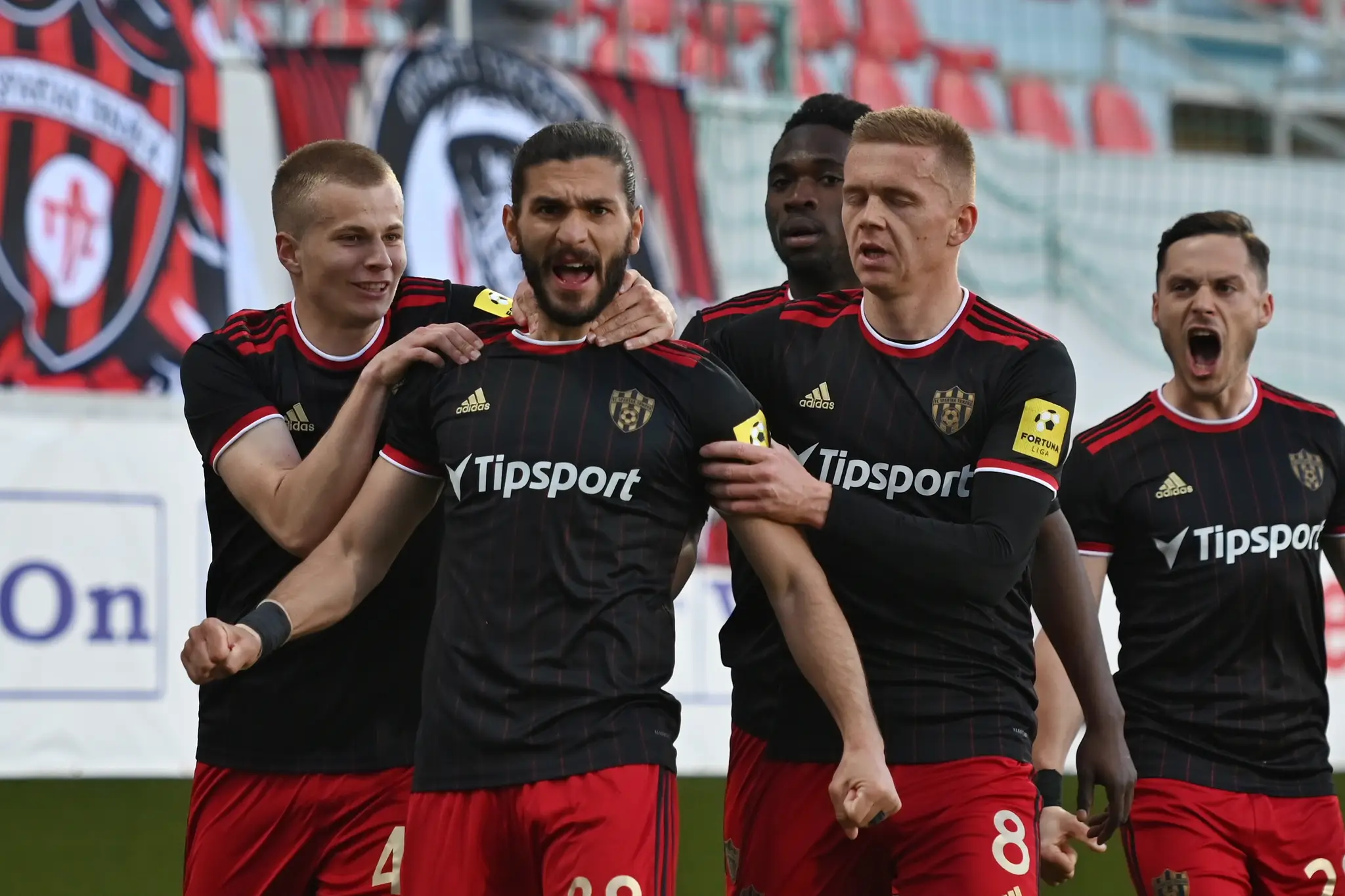 Radosť hráčov Trnavy po strelení gólu v zápase proti Seredi.