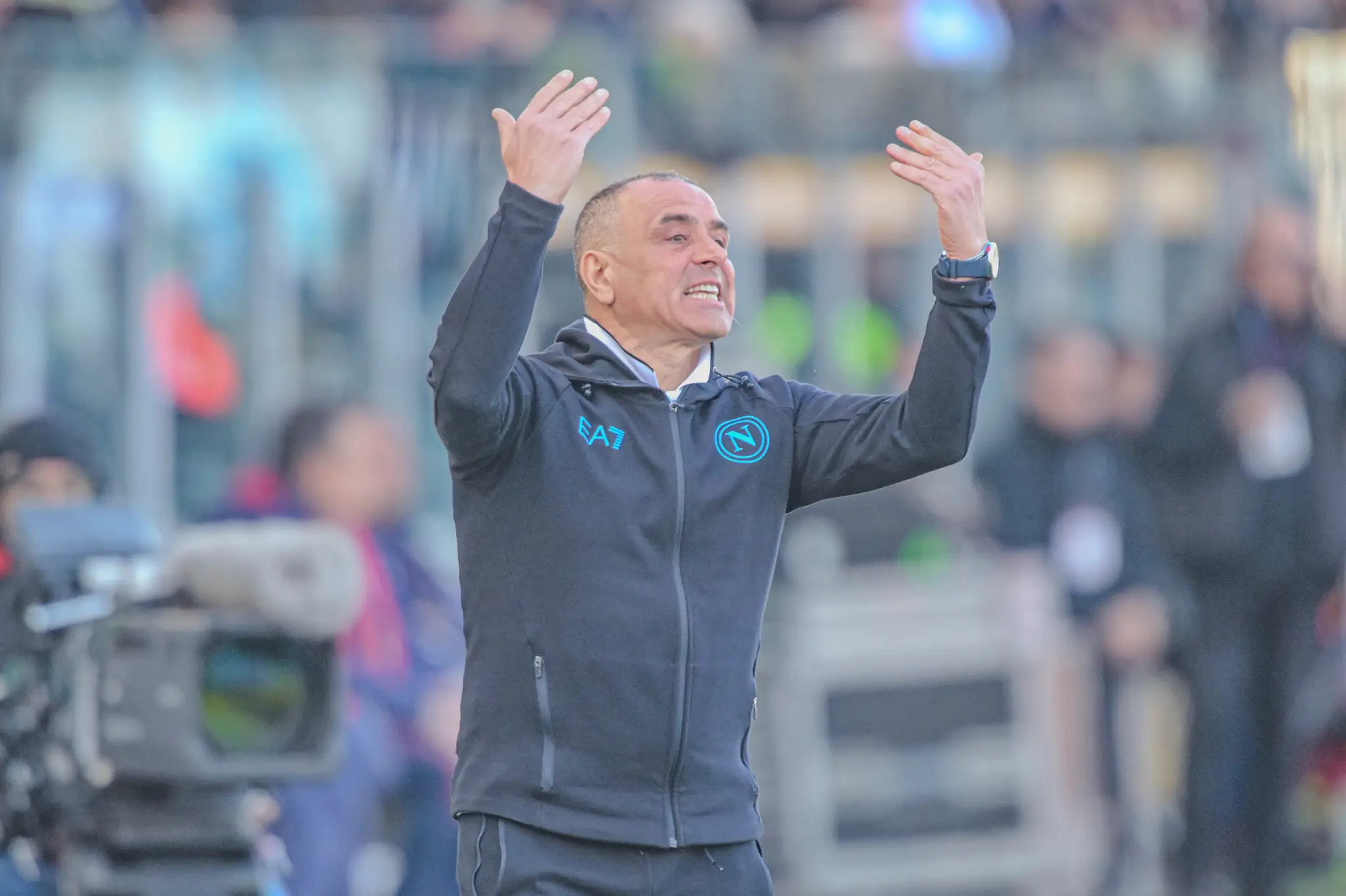Francesco Calzona počas ligovej premiéry na lavičke SSC Neapol.