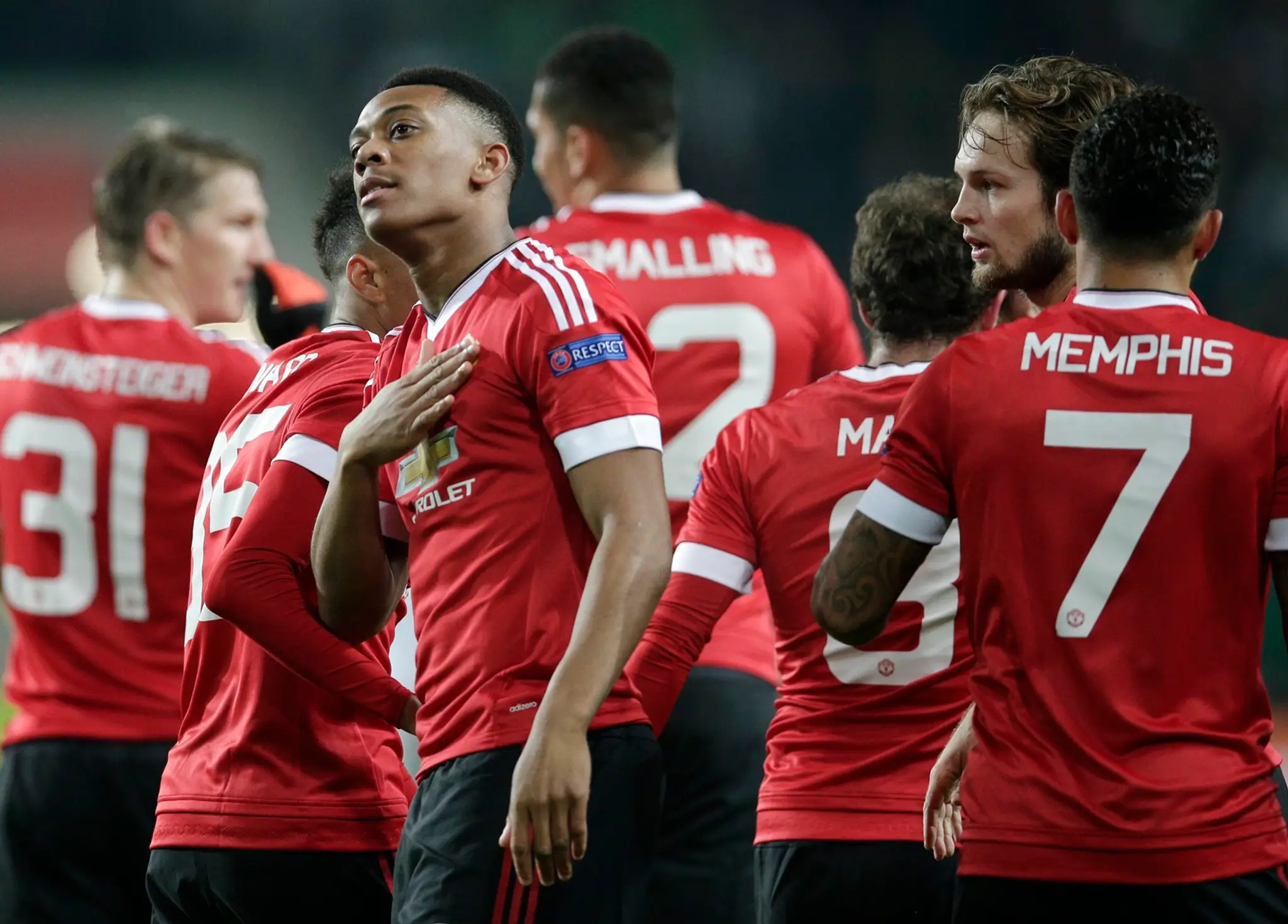 Na snímke hráč United Anthony Martial (vľavo vpredu) oslavuje so spoluhráčni otvárací gól
