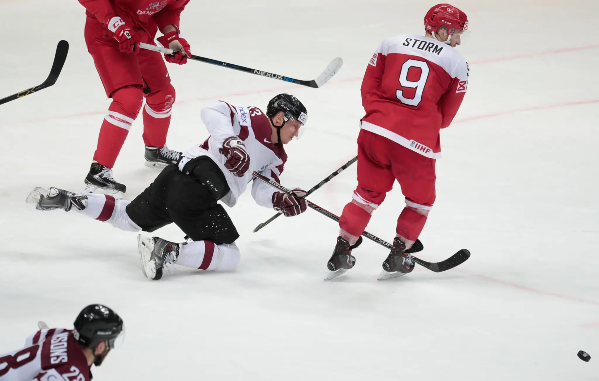 Na snímke vľavo Lotyš Guntis Galvins, vpravo Dán rederik Storm  v zápase A-skupiny hokejových MS v Rusku.