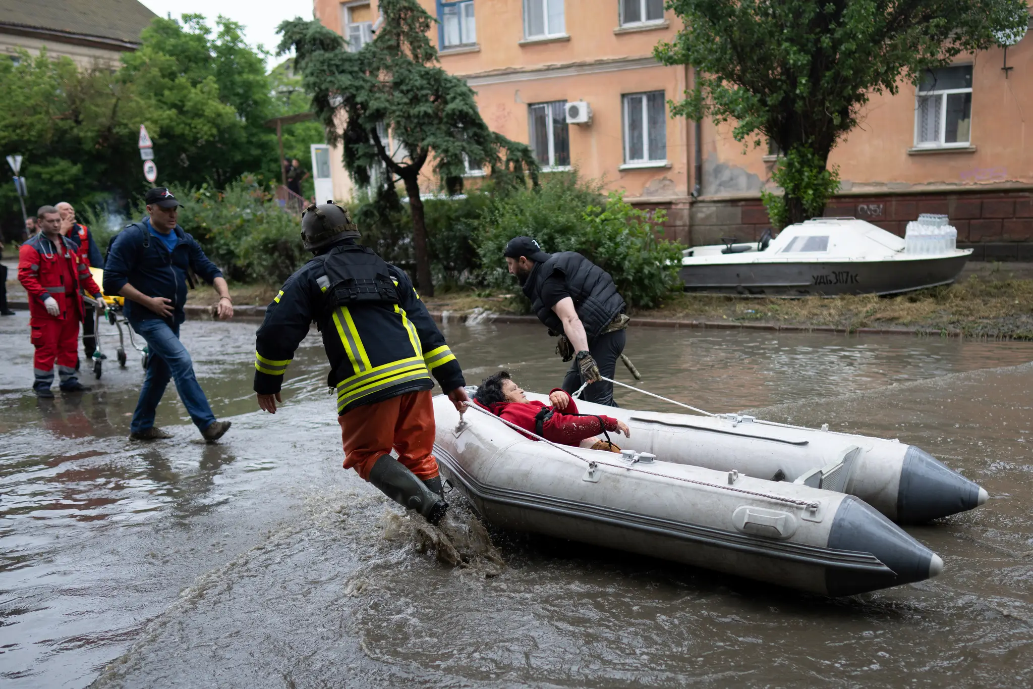 Záchranné tímy pomáhajú zraneným civilistom, ktorí sa dostali pod paľbu ruských vojakov, keď sa snažili utiecť na člnoch z Ruskom okupovaného ľavého brehu rieky Dnepr v meste Cherson.