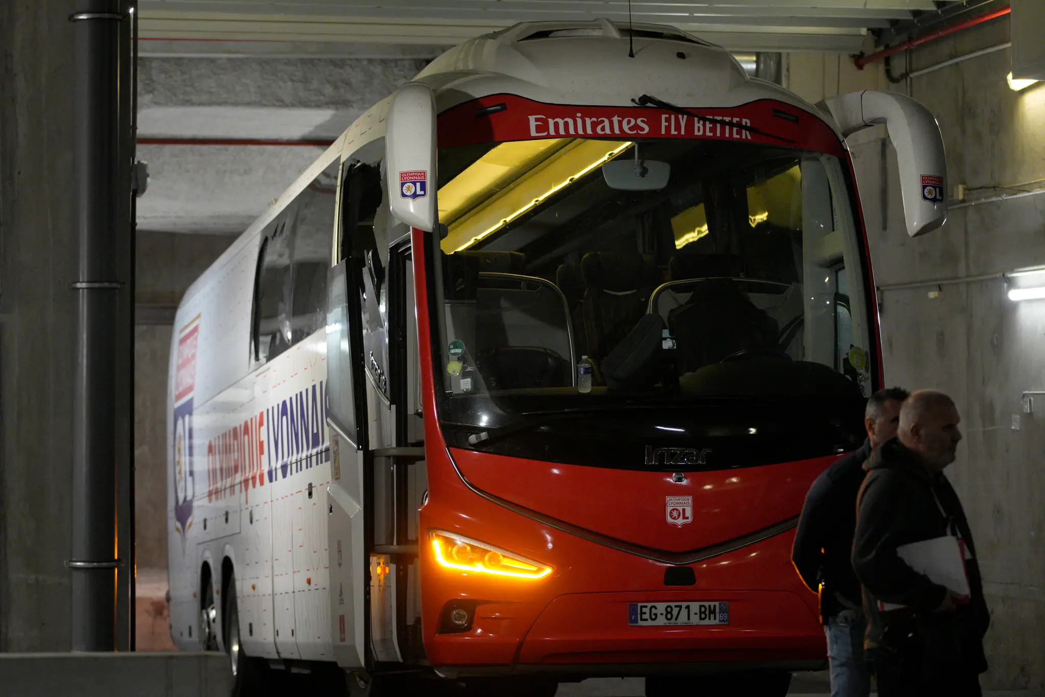 Na autobus futbalistov Lyonu zaútočili kameňmi a zranili trénera Fabia Grossa